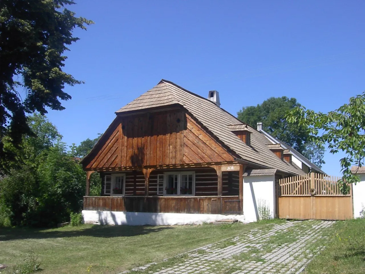 Photo showing: Wooden cottage n. 8 in Olešná, Beroun District, Czech Republic