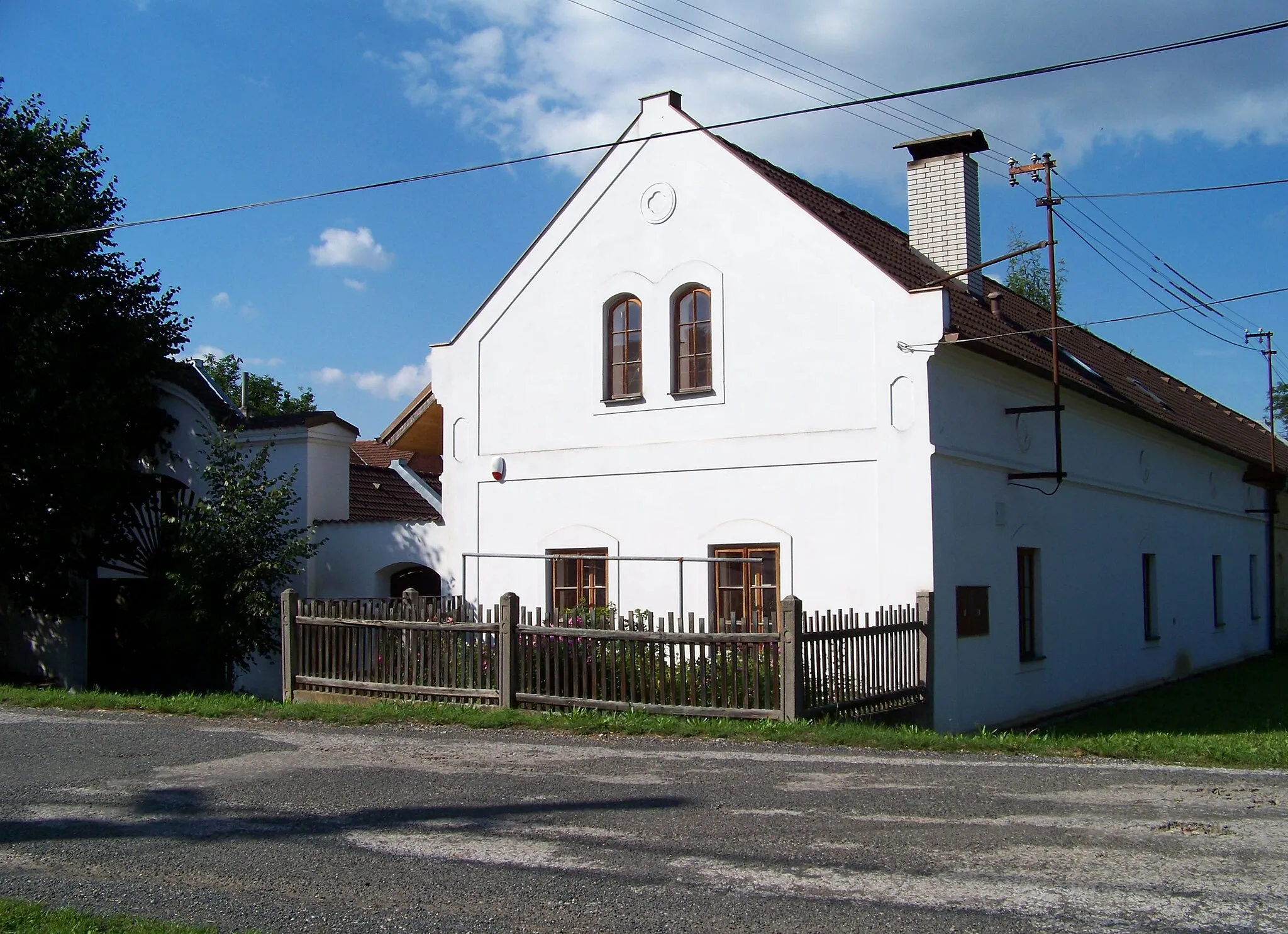 Photo showing: Bavoryně, Beroun District, Central Bohemian Region, the Czech Republic. A farmhouse No. 1.