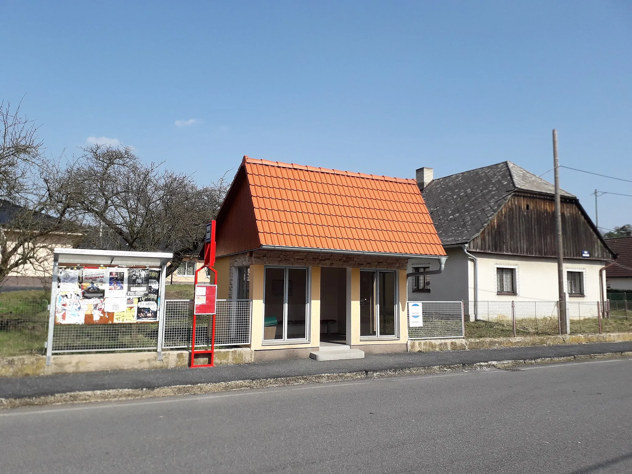 Photo showing: Obec Felbabka v okrese Beroun, zastávka autobusu
