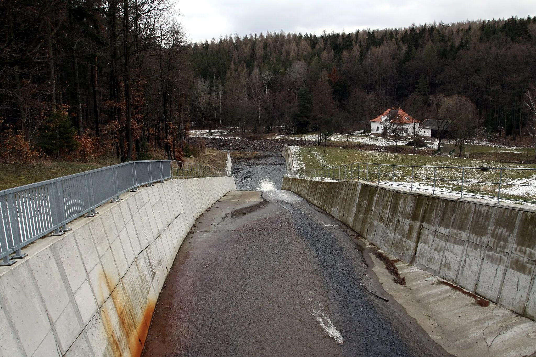 Photo showing: Záskalská dam on the Červený potok in Beroun District, Czech Republic