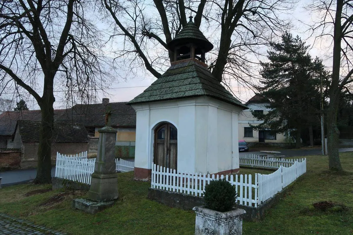 Photo showing: Chapel-shrine in Cerhovice in Beroun District – entry no. 19119.