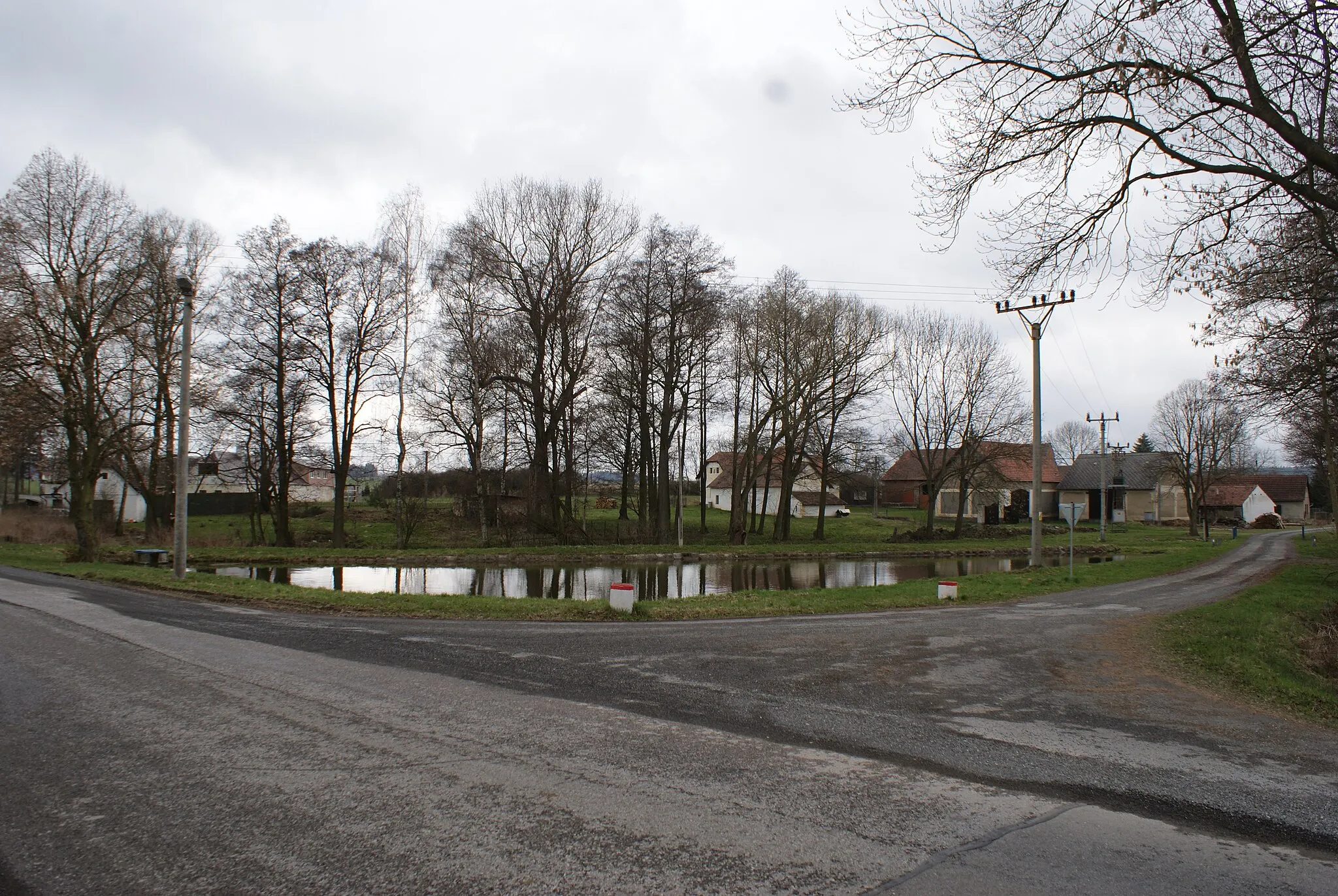 Photo showing: Kletice, a village in Příbram district, Czech Republic, the village common.