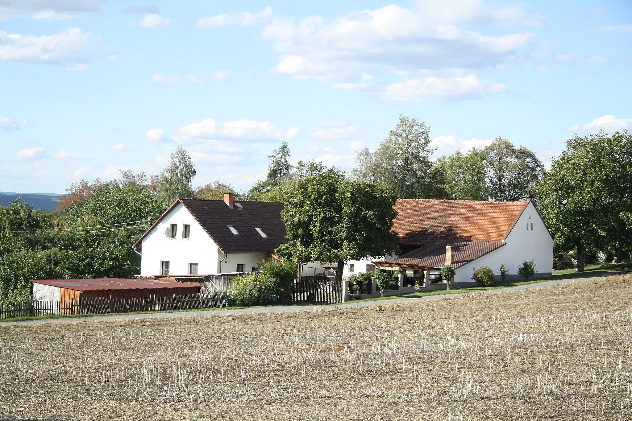 Photo showing: Houses in Paseky, Osečany, Příbram District.