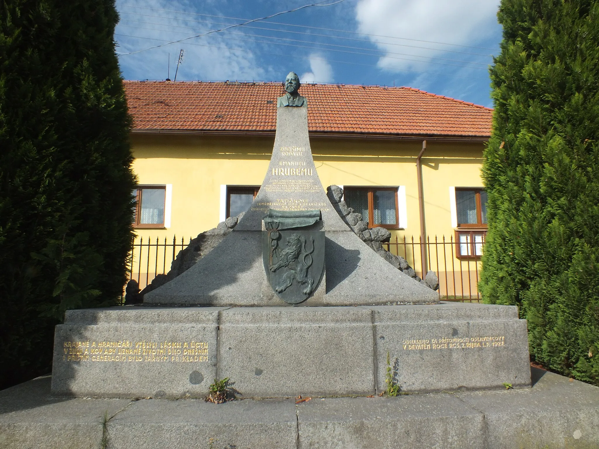 Photo showing: The memorial of Emanuel Hrubý in front of the municipal office in Občov