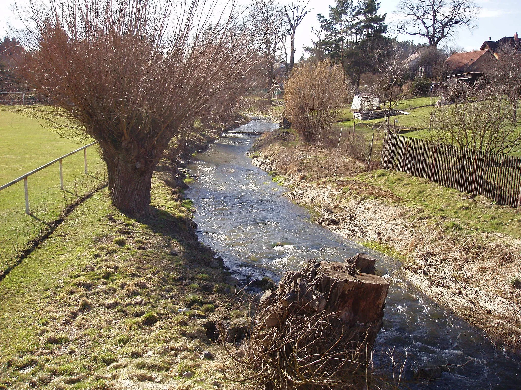 Photo showing: Obcí prochází Obecnický (Čepkovský) potok, přítok řeky Litavky