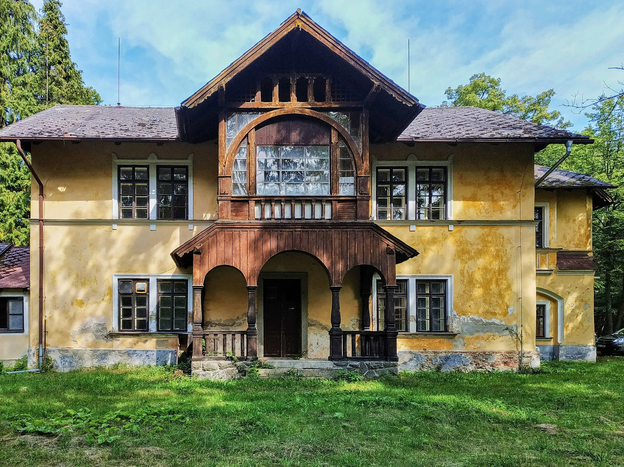 Photo showing: Roželovský zámeček, bývalé letní sídlo pražského arcibiskupa, jižní dřevěný rezalit