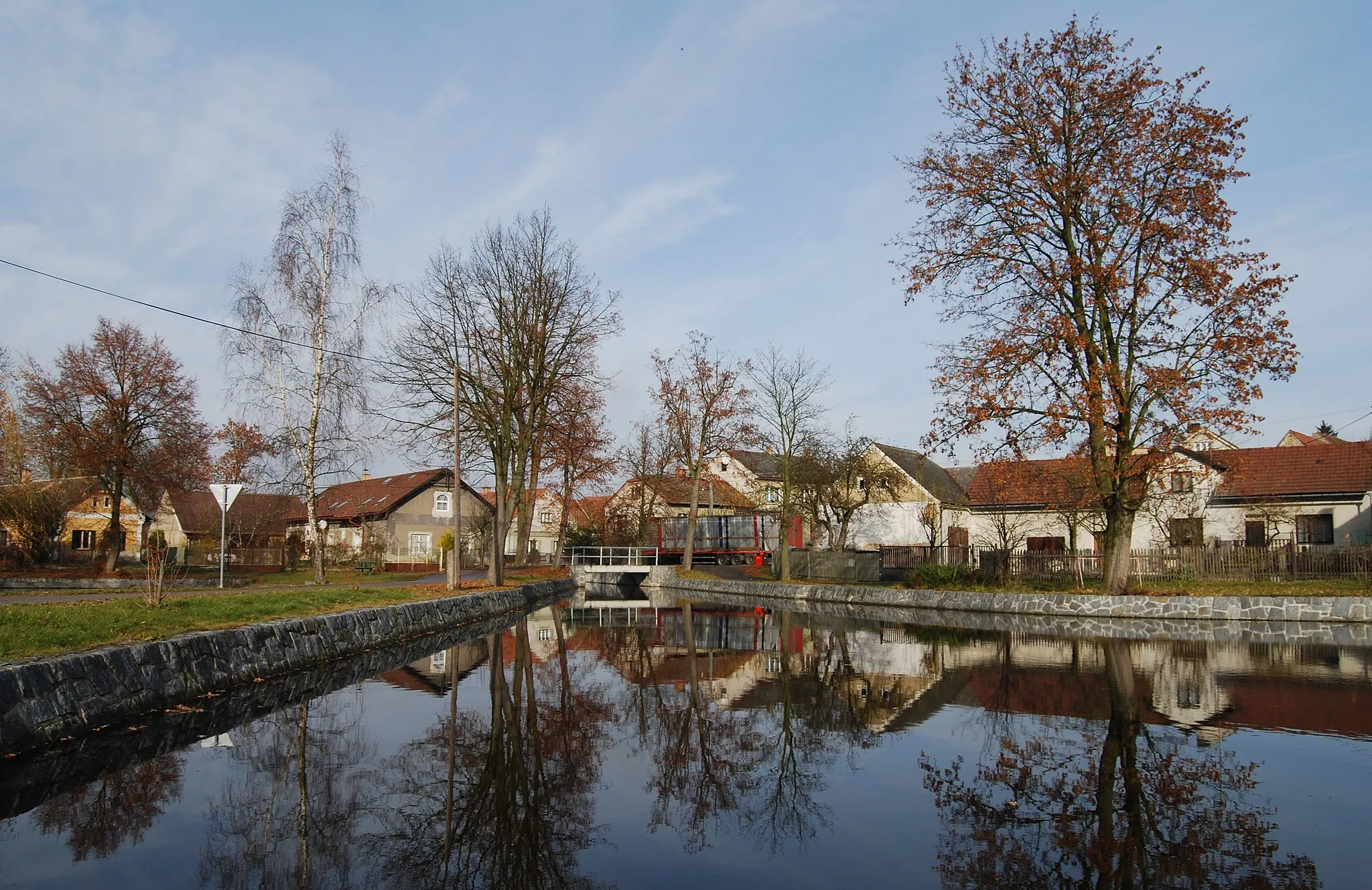 Photo showing: Hudčice village in Příbram District, Czech Republic. Small ponds on Mlýnský creek in village.