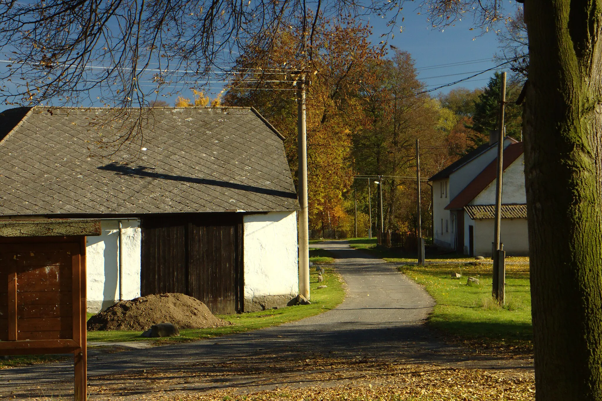 Photo showing: A barn in the village of Přední Poříčí, Central Bohemia, CZ