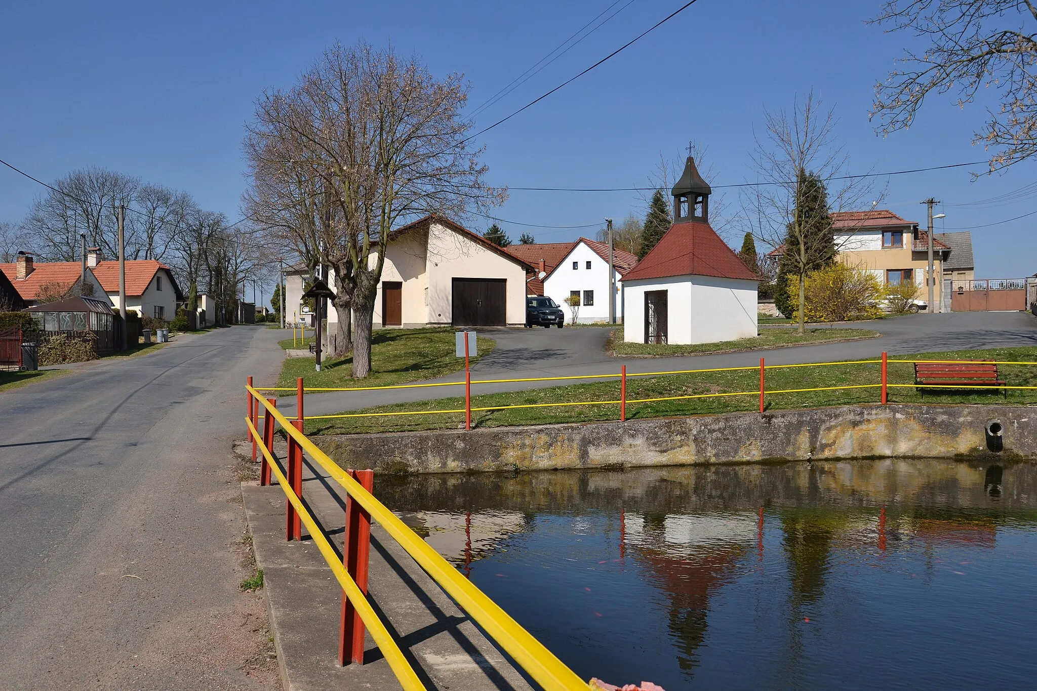 Photo showing: Bělbožice – vodní nádrž na návsi s kaplí