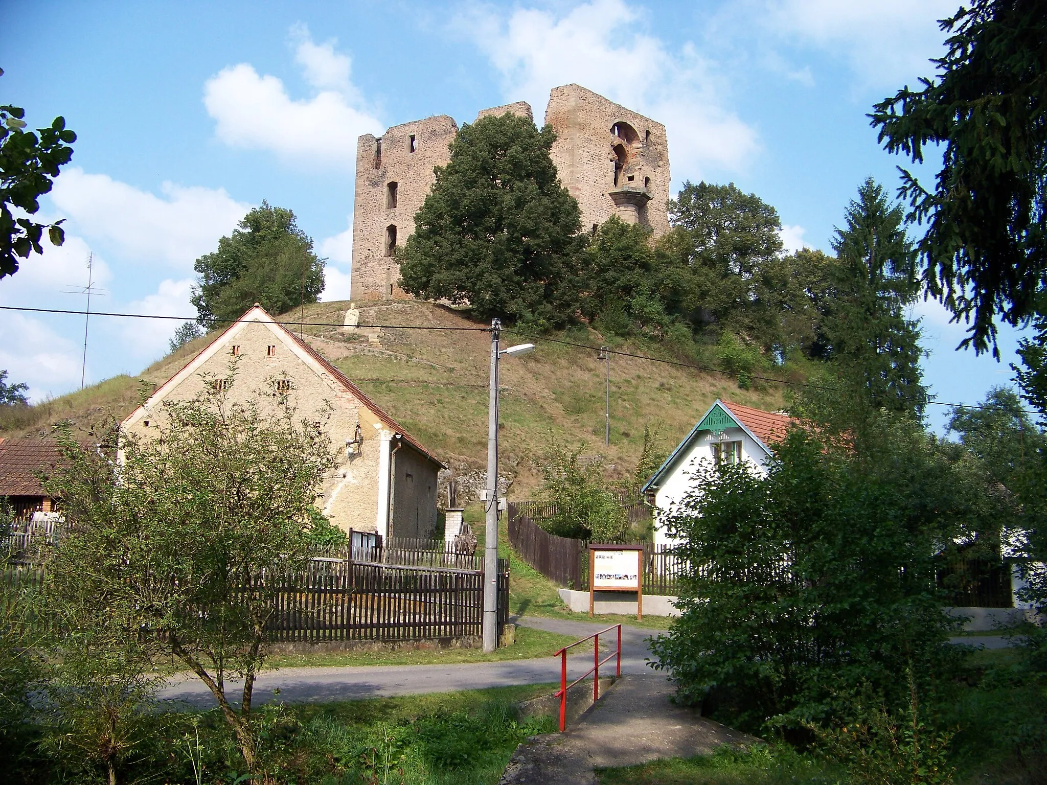 Photo showing: Krakovec, Rakovník District, Central Bohemian Region, the Czech Republic. Krakovec Castle.