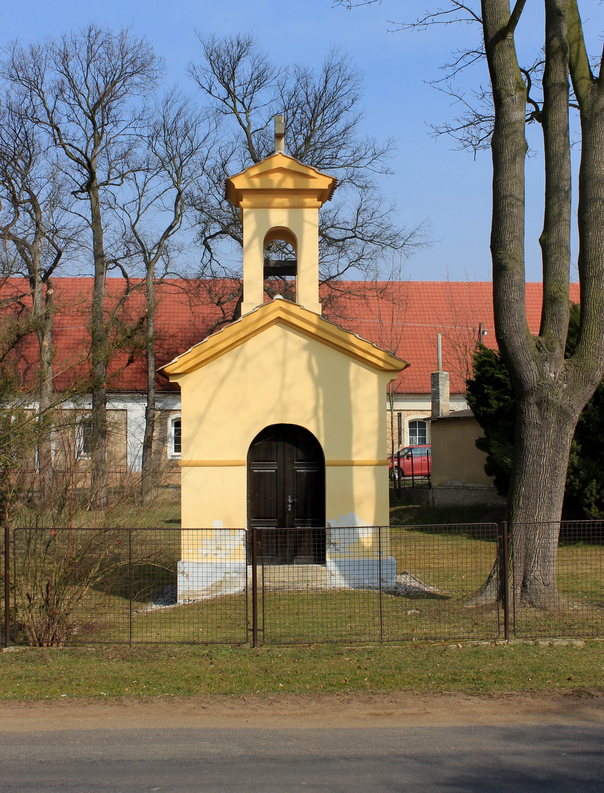 Photo showing: Chapel in Chrášťany, Czech Republic.