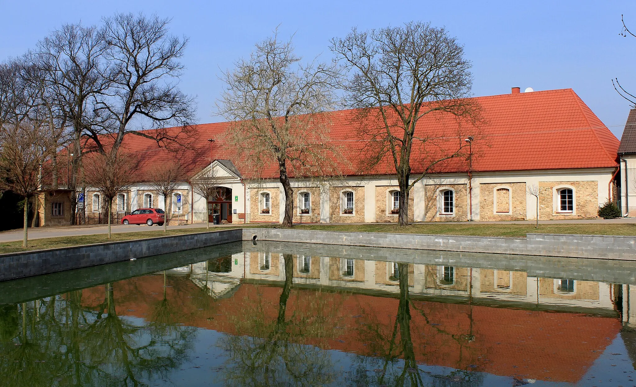 Photo showing: Old farm in Chrášťany, Czech Republic.