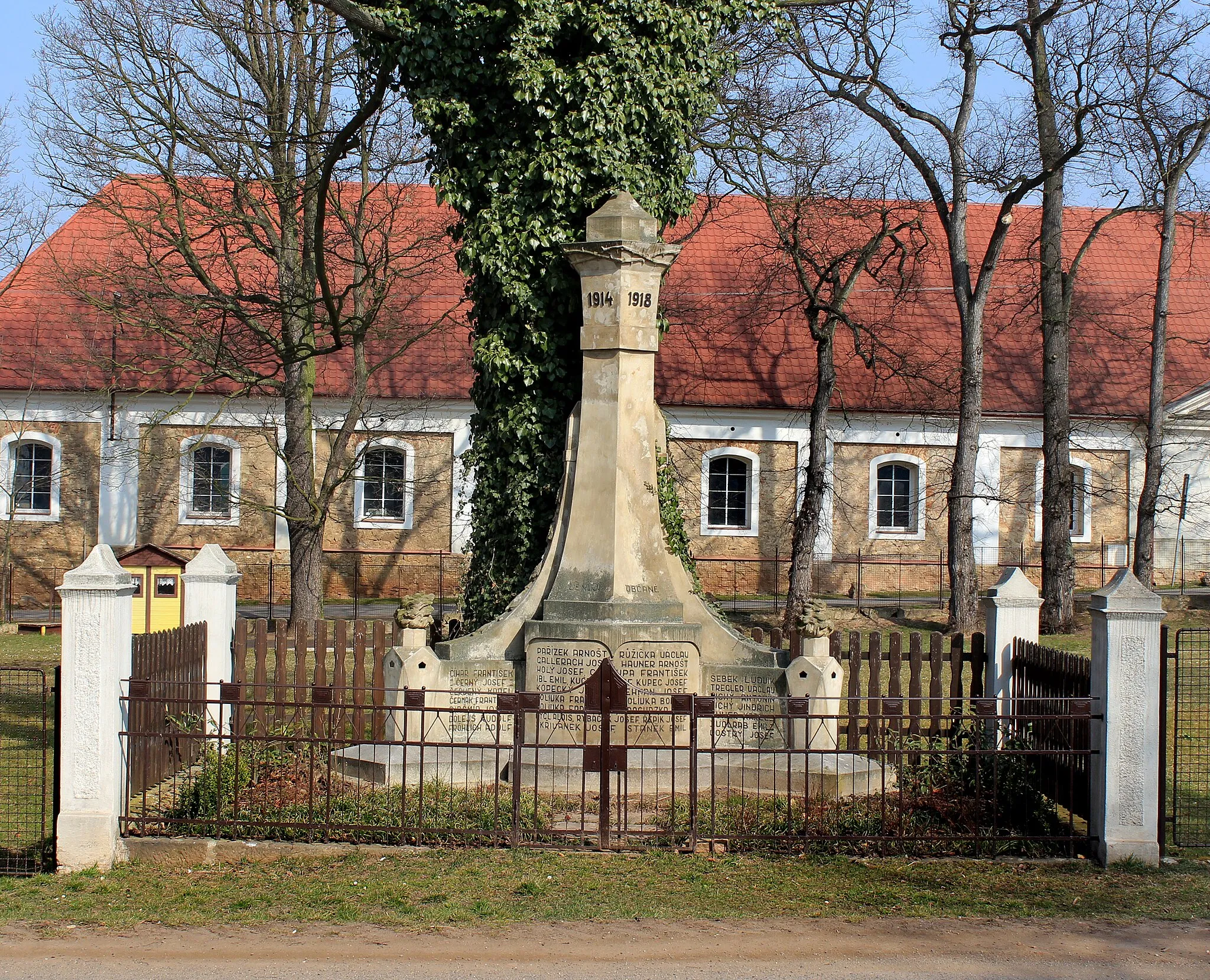 Photo showing: Memorial in Chrášťany, Czech Republic.