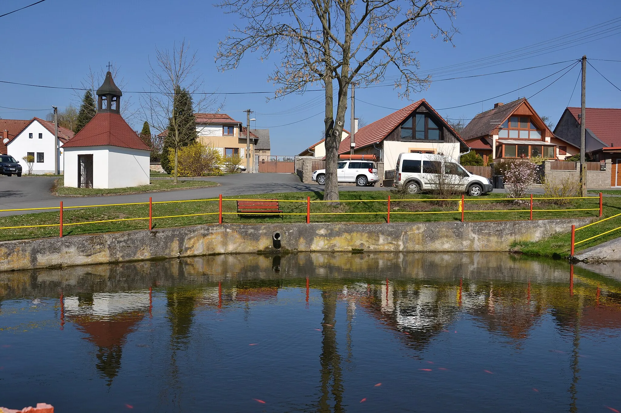 Photo showing: Bělbožice – východní okraj návsi