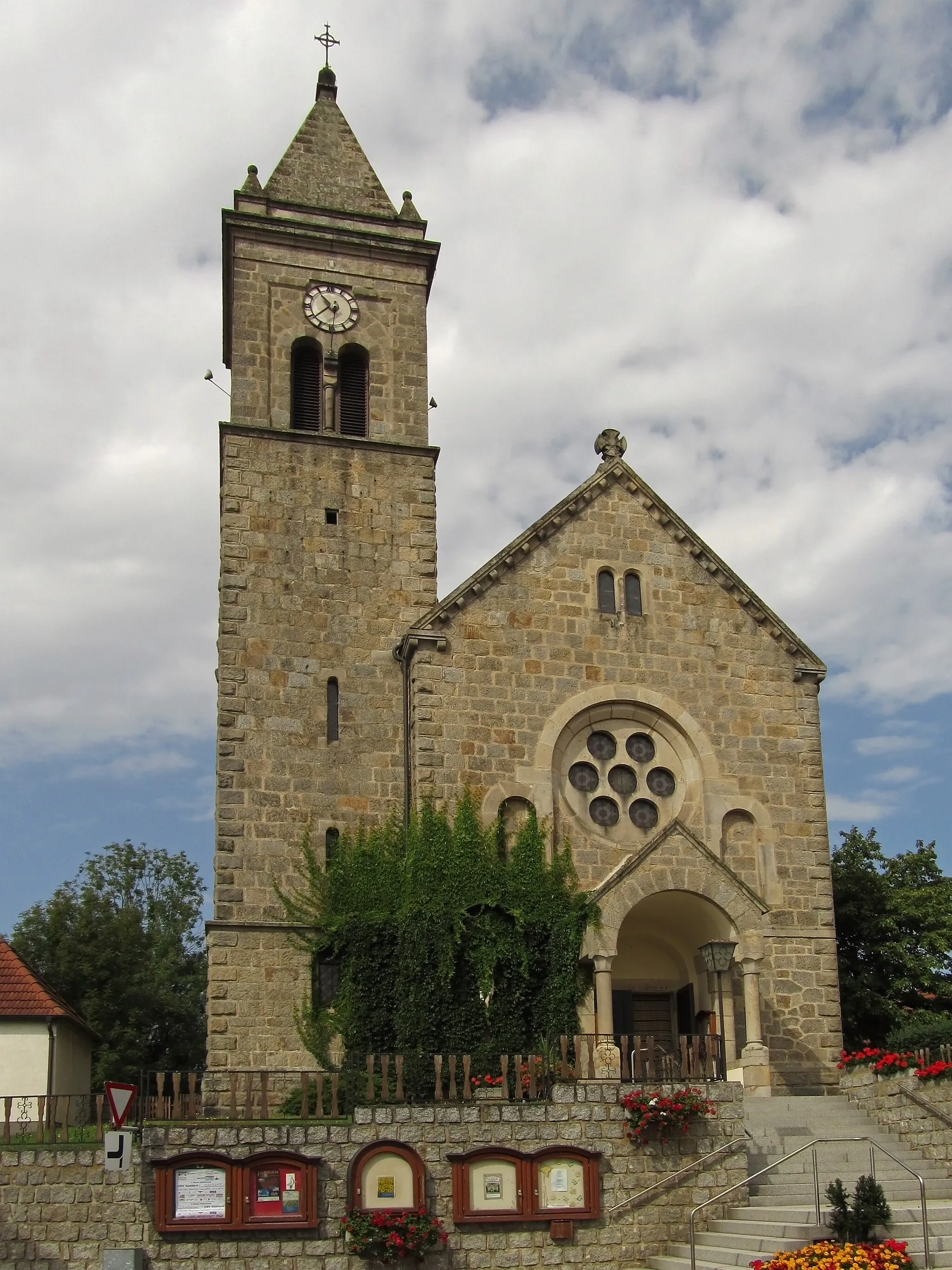 Photo showing: Die neuromanische Saalkirche mit seitlichem Frontturm wurde 1904/05 erbaut.