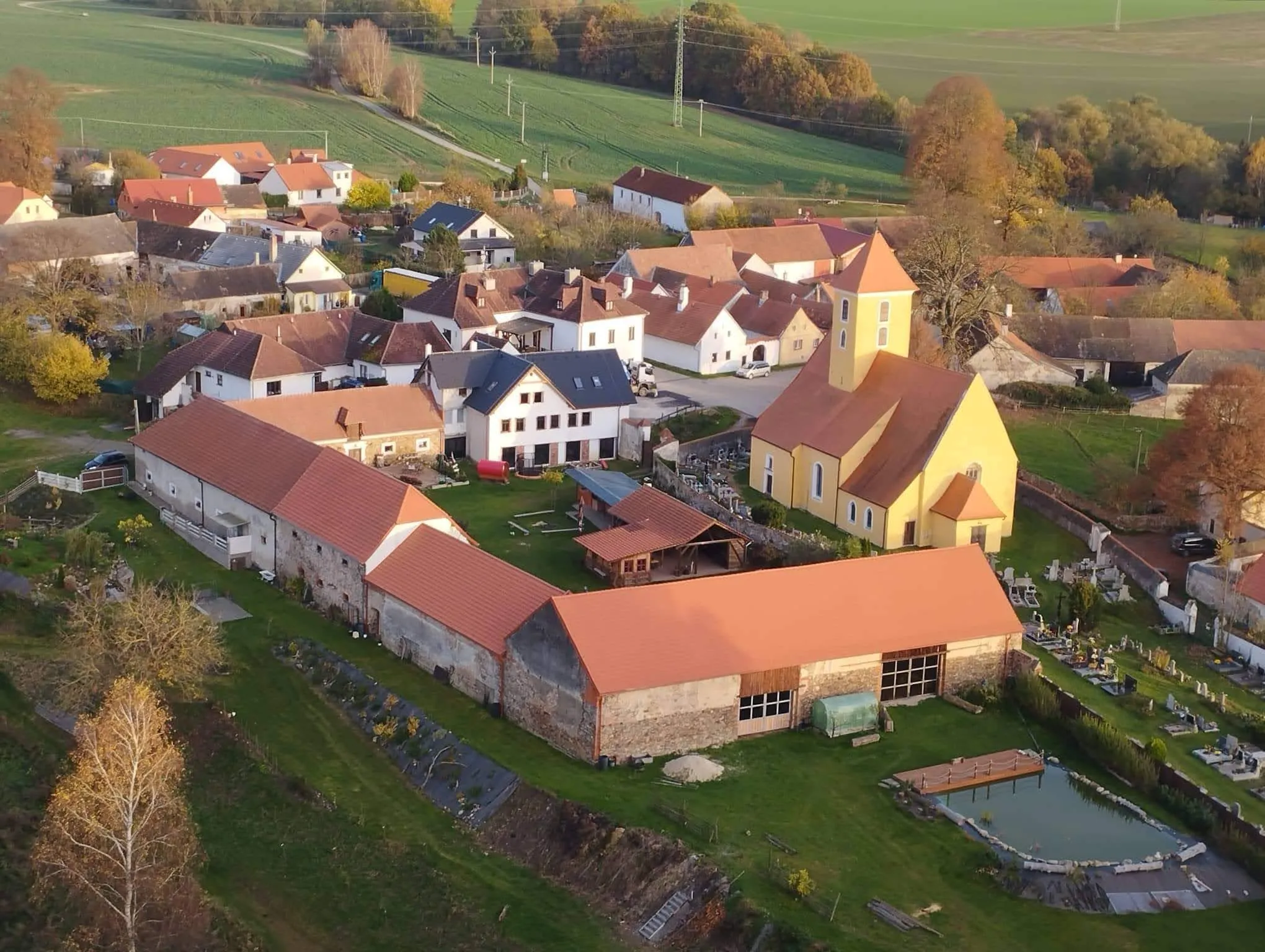 Photo showing: Het dorp Cernice. Duidelijk zichtbaar is de gele katholieke kerk.