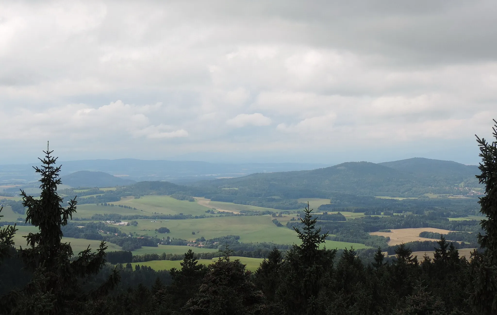 Photo showing: View of Slepičí hory (Hen mountains) from Kraví hora in Novohradské hory (Gratzener Bergland). South Bohemia, the Czech republic.