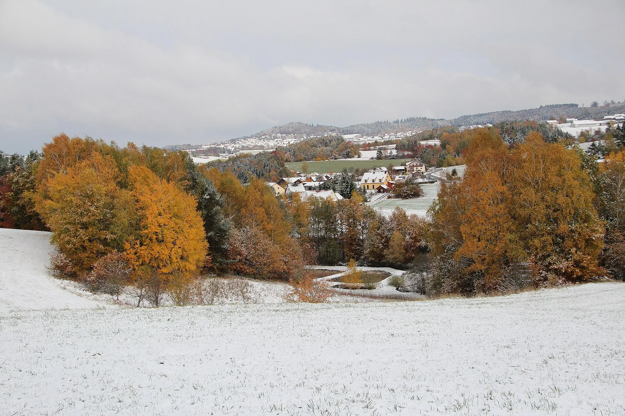 Photo showing: Ende Oktober schaut der Winter in Lampenricht vorbei, im Hintergrund Tännesberg: Lampenricht, Gemeinde Gleiritsch, Landkreis Schwandorf, Oberpfalz, Bayern