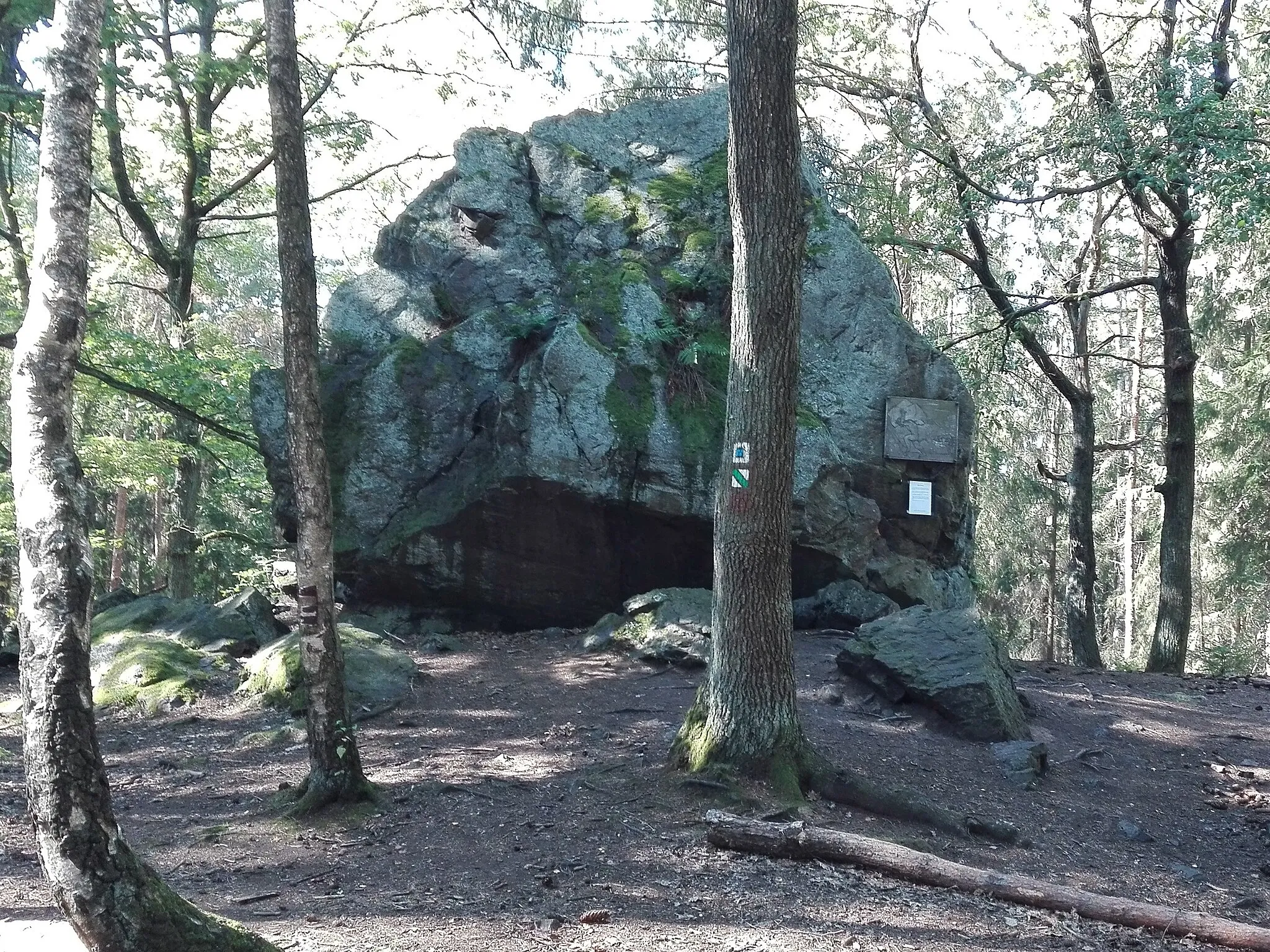 Photo showing: Ostrý kámen, zvaný též Čertův, je buližníkový útvar v Kokotském lese nedaleko Klabavy