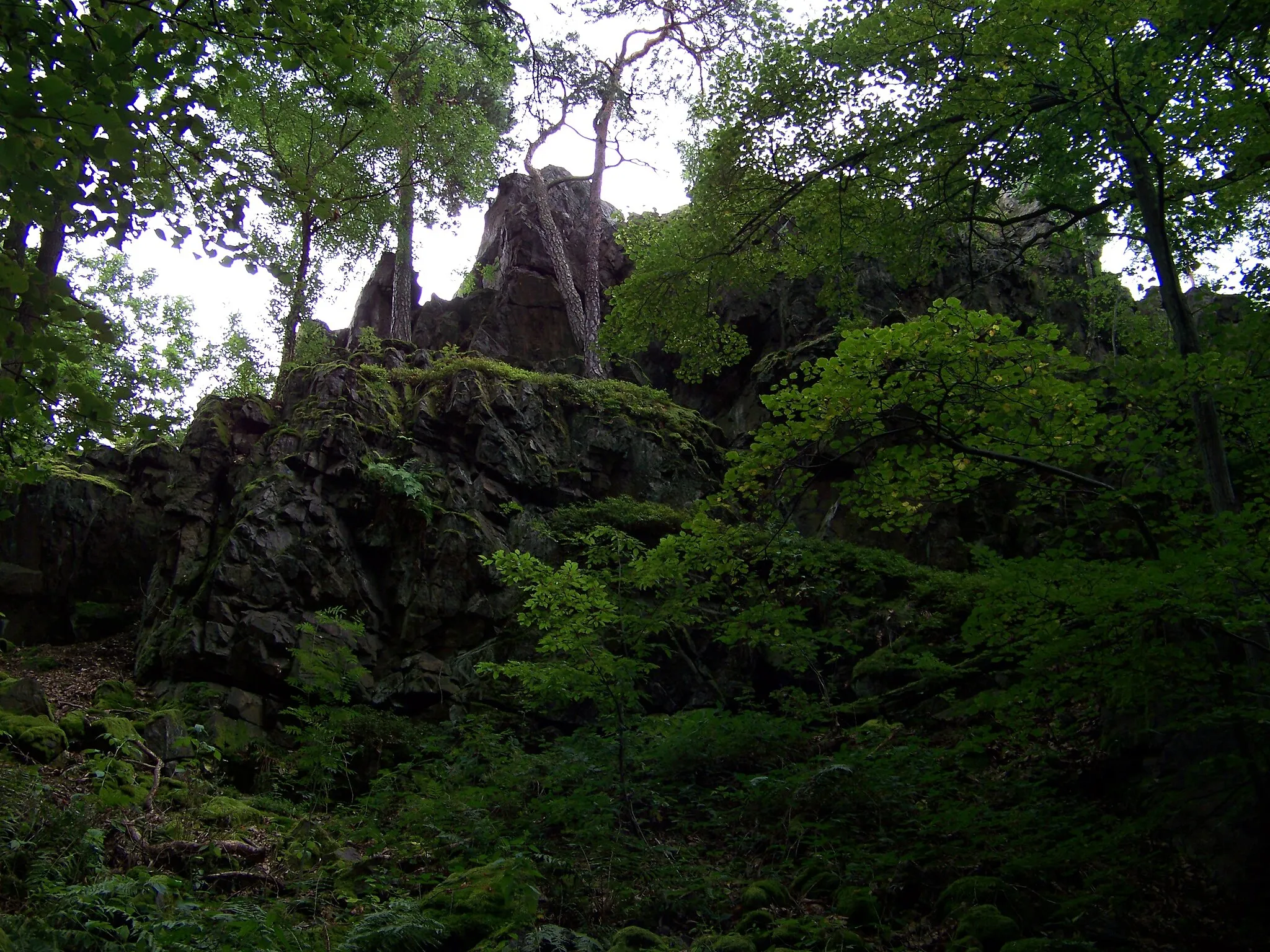 Photo showing: Broumy, Beroun District, Central Bohemian Region, the Czech Republic. Pískačka rock.