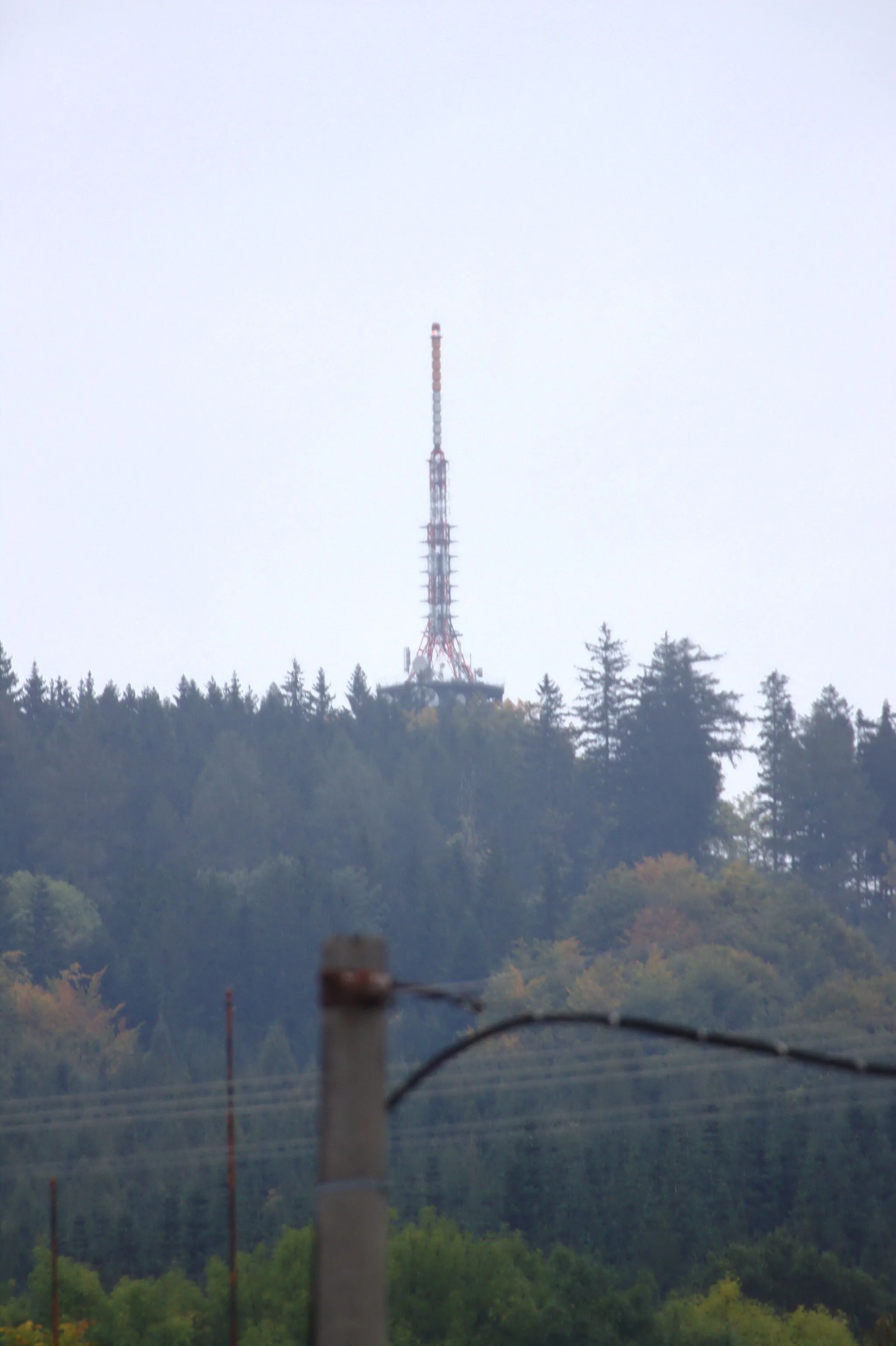 Photo showing: Habartice transmitter seen from Hoštičky, Plzeň Region, CZ