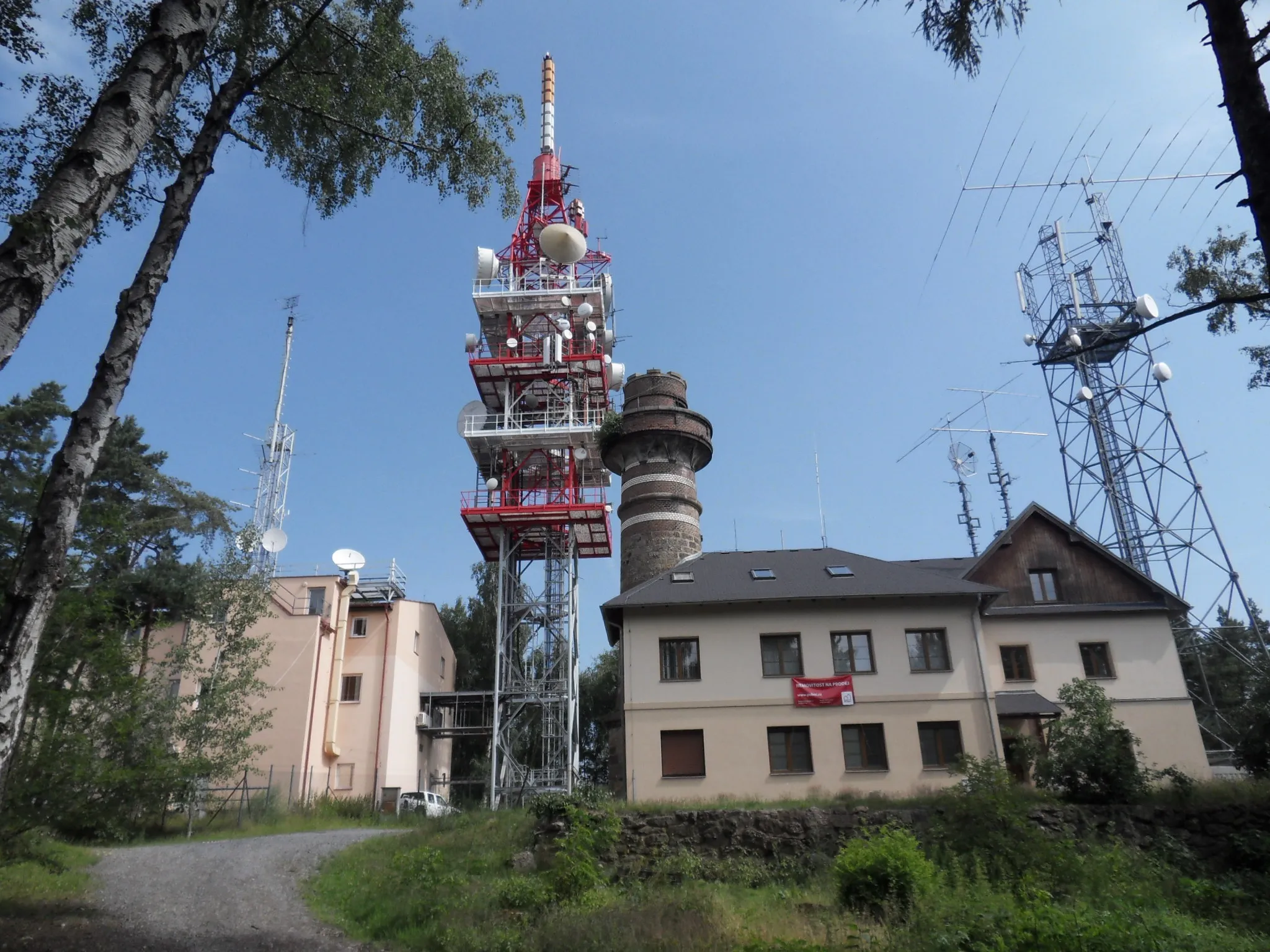 Photo showing: Observation tower and radio tower on the hill Krkavec by Plzeň, Plzeň-North District, Czech Republic