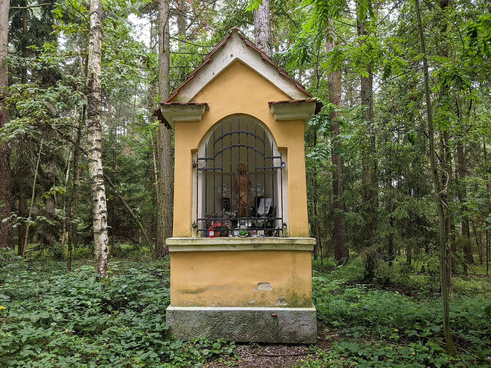 Photo showing: Les Panský (Trubský) u Borovan - kaplička poblíž vrcholu Borovanského vrchu