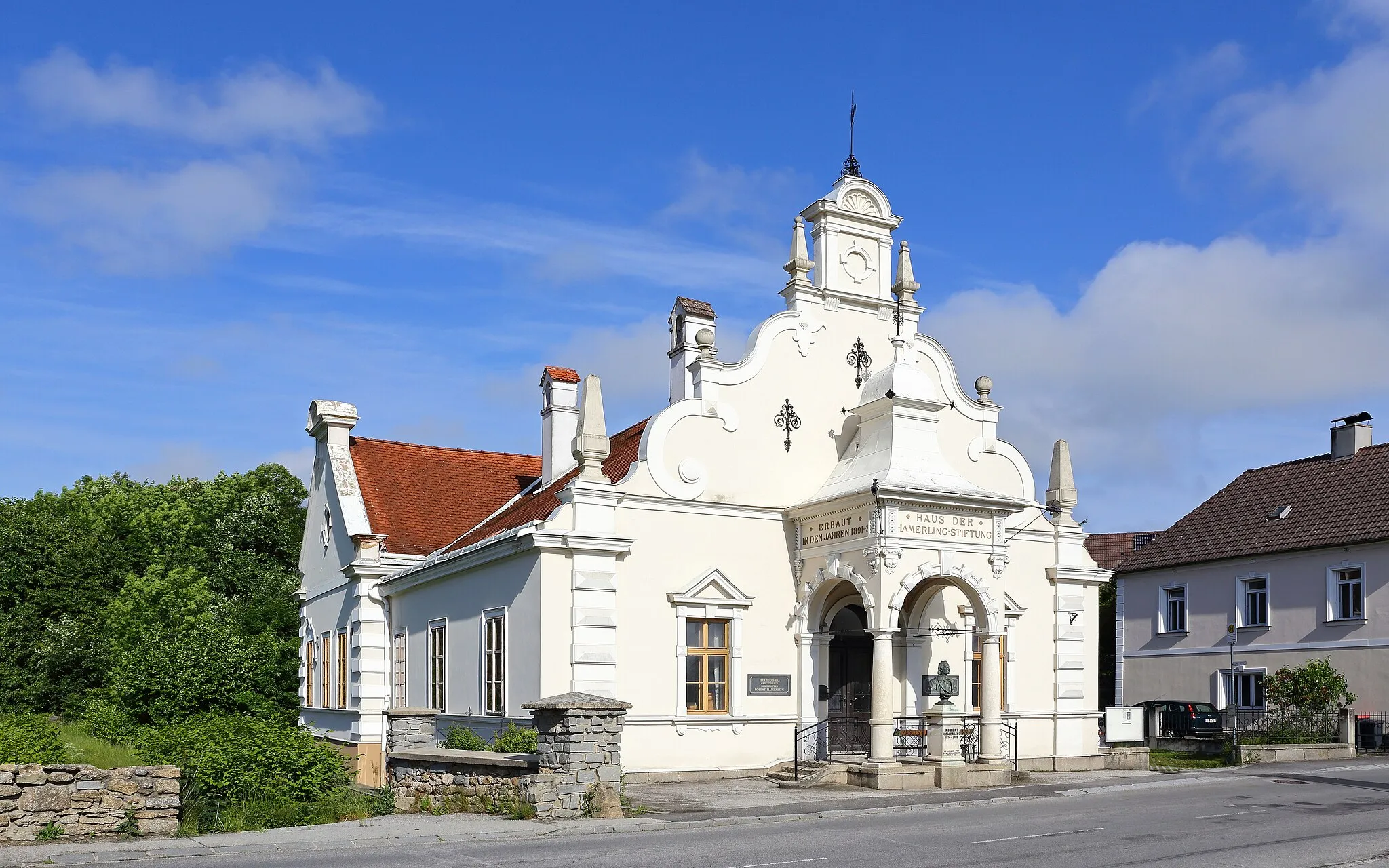 Photo showing: Das von 1891 bis 1893 an Stelle des Geburtshauses von Robert Hamerling erbaute Haus ist im Stil der Neorenaissance gehalten und diente bis 2010 als Rathaus von Kirchberg am Walde.