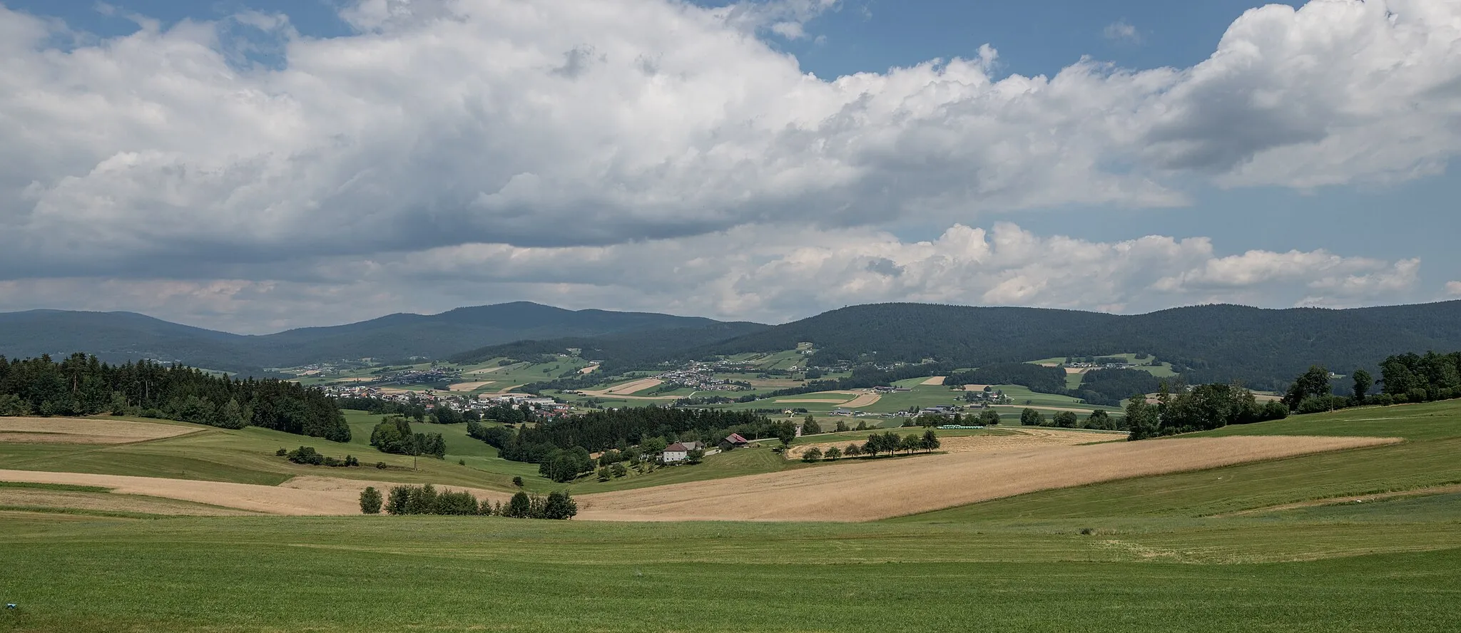 Photo showing: 24.07.2022: Wiki takes Böhmerwald; Blick von der Straße nach Ödenkirchen in Richtung Ulrichsberg, Stollnberg mit Obernhof und Hintenberg