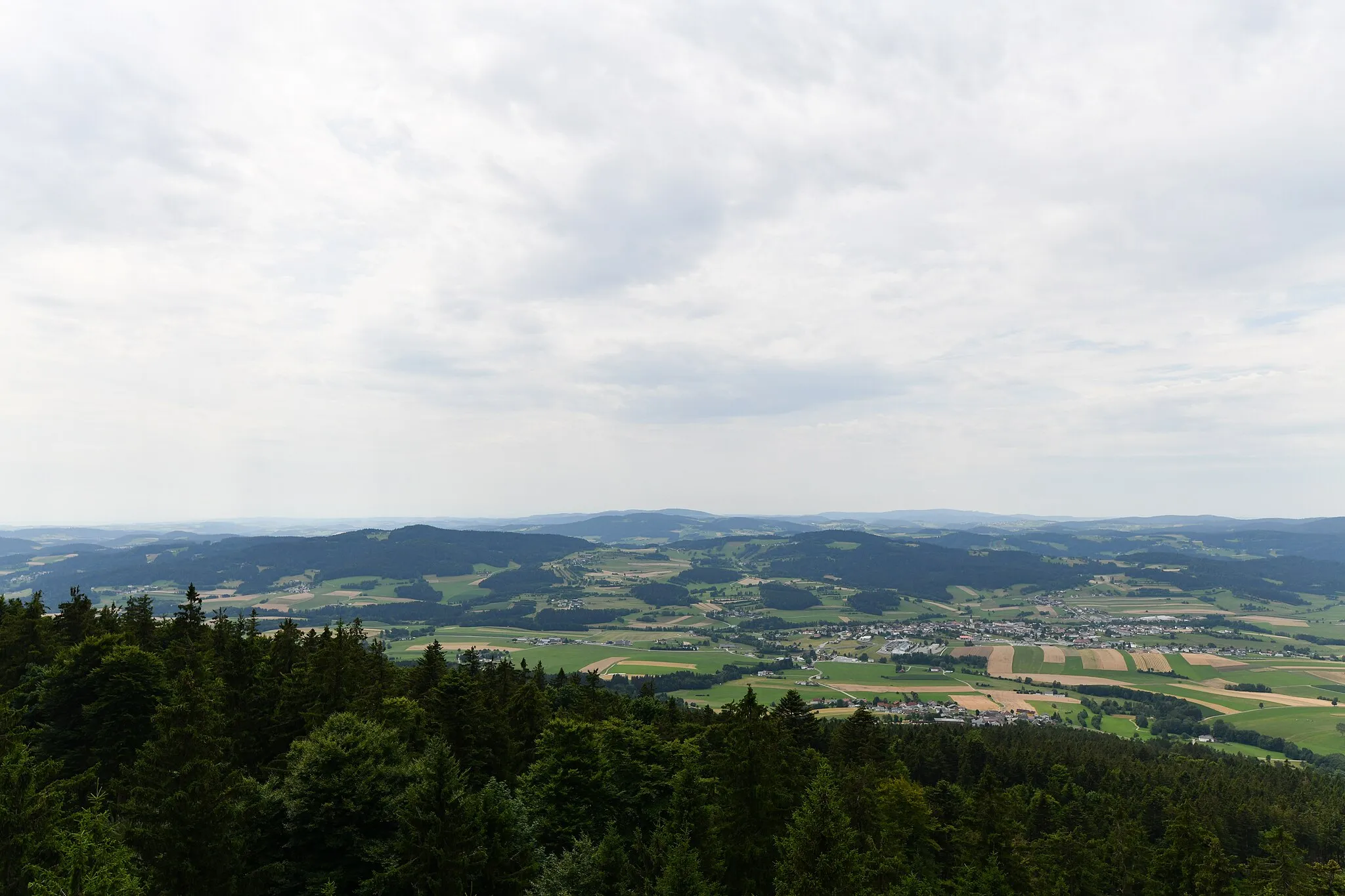 Photo showing: 23.07.2022: Wiki takes Böhmerwald; Blick vom Aussichtsturm Alpenblick nach Ulrichsberg und die umliegenden Orte Stollnberg, Mühlwald, Hintenberg