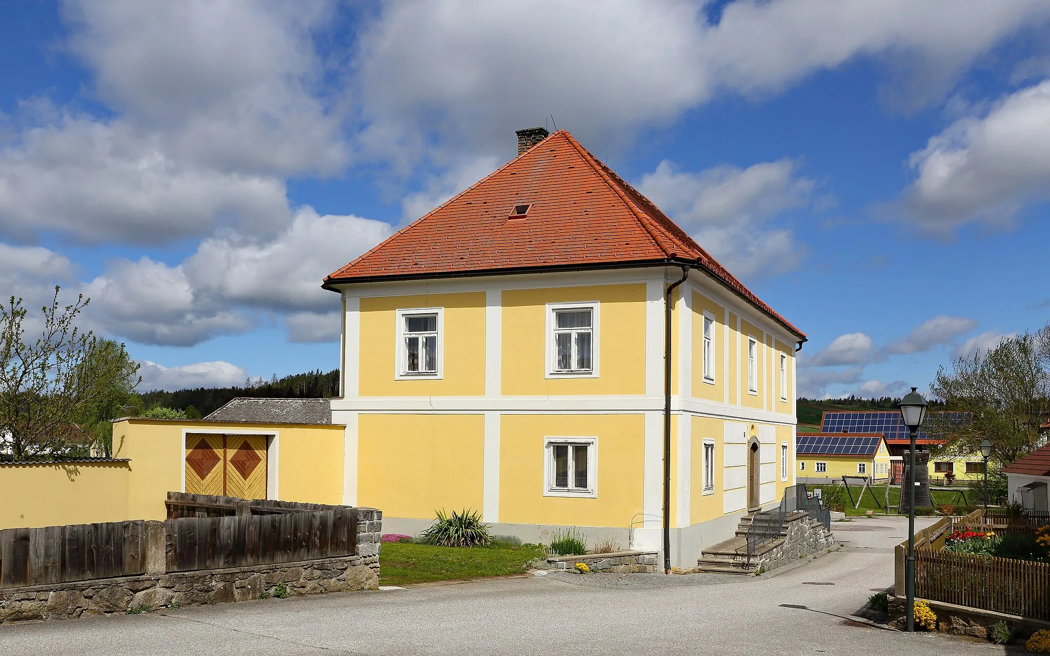 Photo showing: Der Pfarrhof von Sallingstadt ist ein 1784 errichteter, zweigeschoßiger, schlichter Bau.