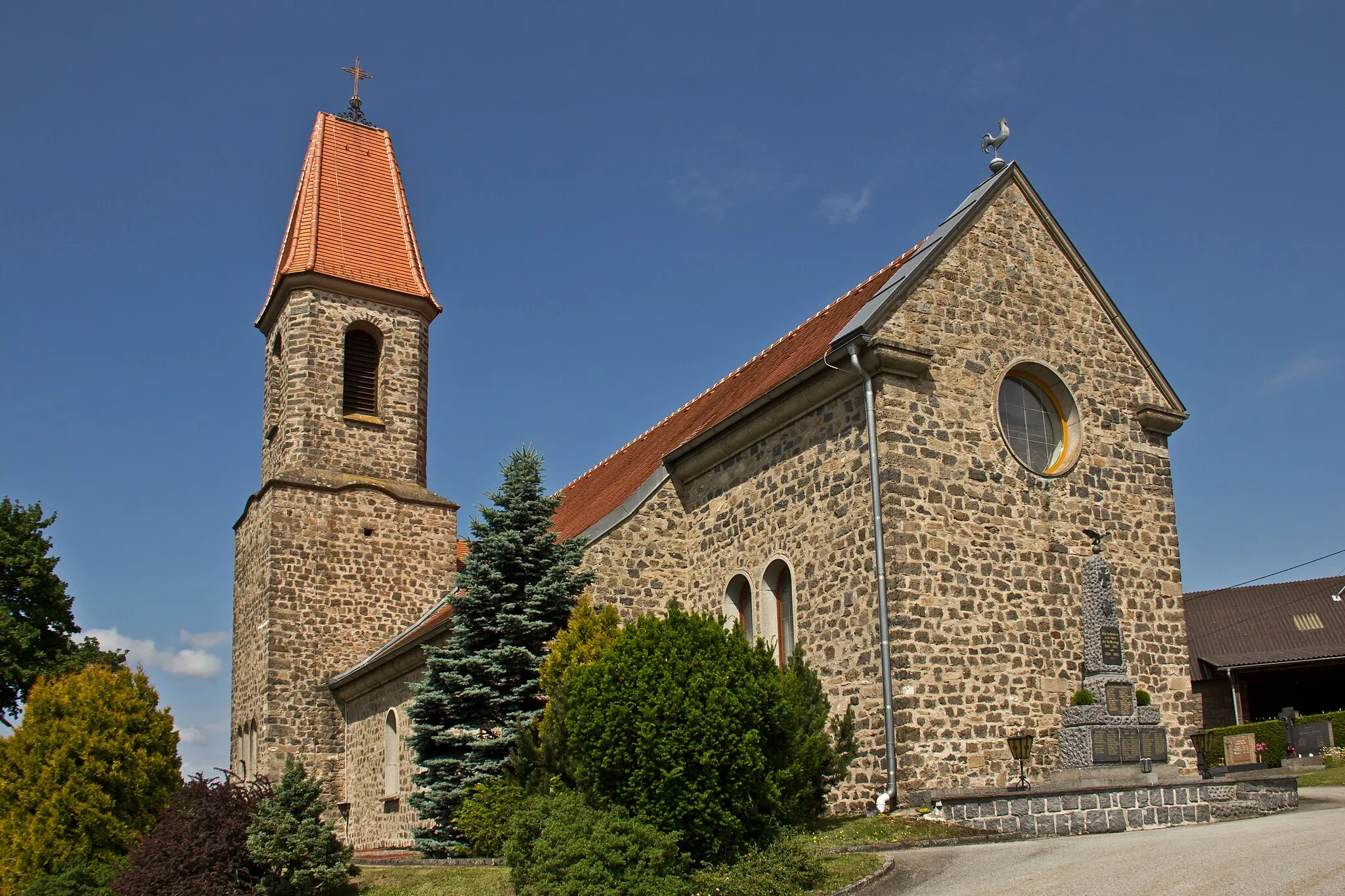 Photo showing: Das ursprünglich romanische Langhaus der Kirche wurde gotisch umgestaltet. Der Südturm und ein Erweiterungsbau wurden von 1950 bis 1953 nach Plänen des Architekten Helmut Schopper errichtet.