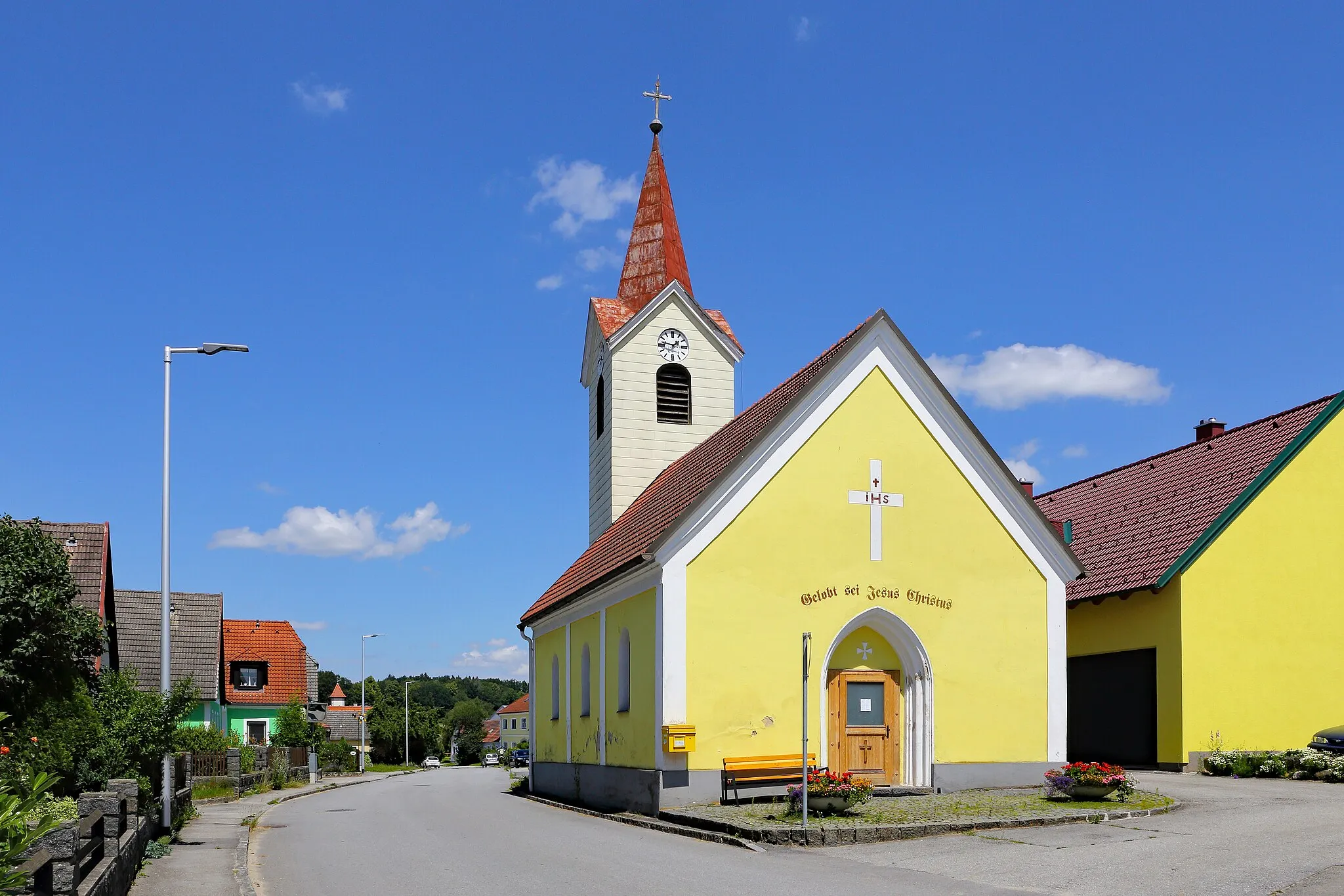 Photo showing: Die Ortskapelle von Gebharts (Gemeinde Schrems) wurde 1806 errichtet und ist dem hl. Florian geweiht.