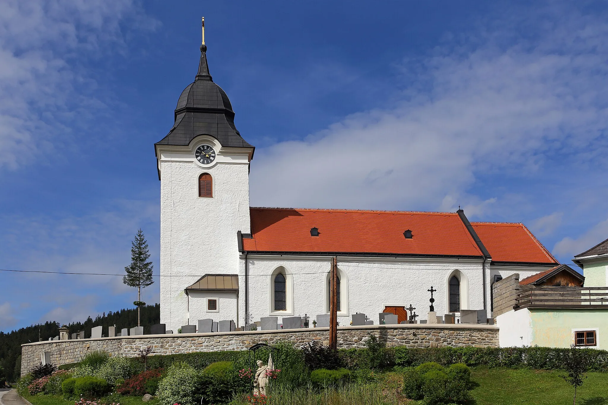 Photo showing: Kath. Pfarrkirche hl. Wenzel und Friedhof in Harmanschlag