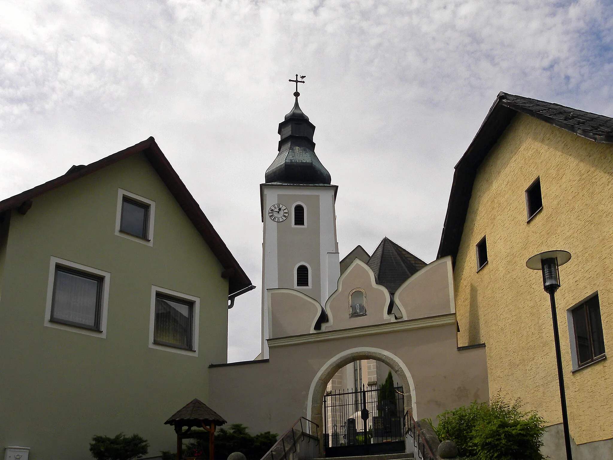 Photo showing: Kath. Pfarrkirche Mariä Geburt und Friedhof