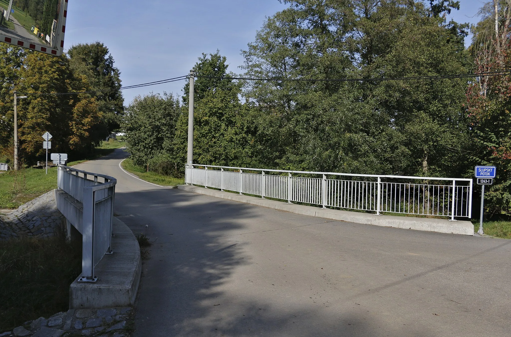 Photo showing: Bridge over Slupský creek in Vitanovice, part of Slapsko, Czech Republic.