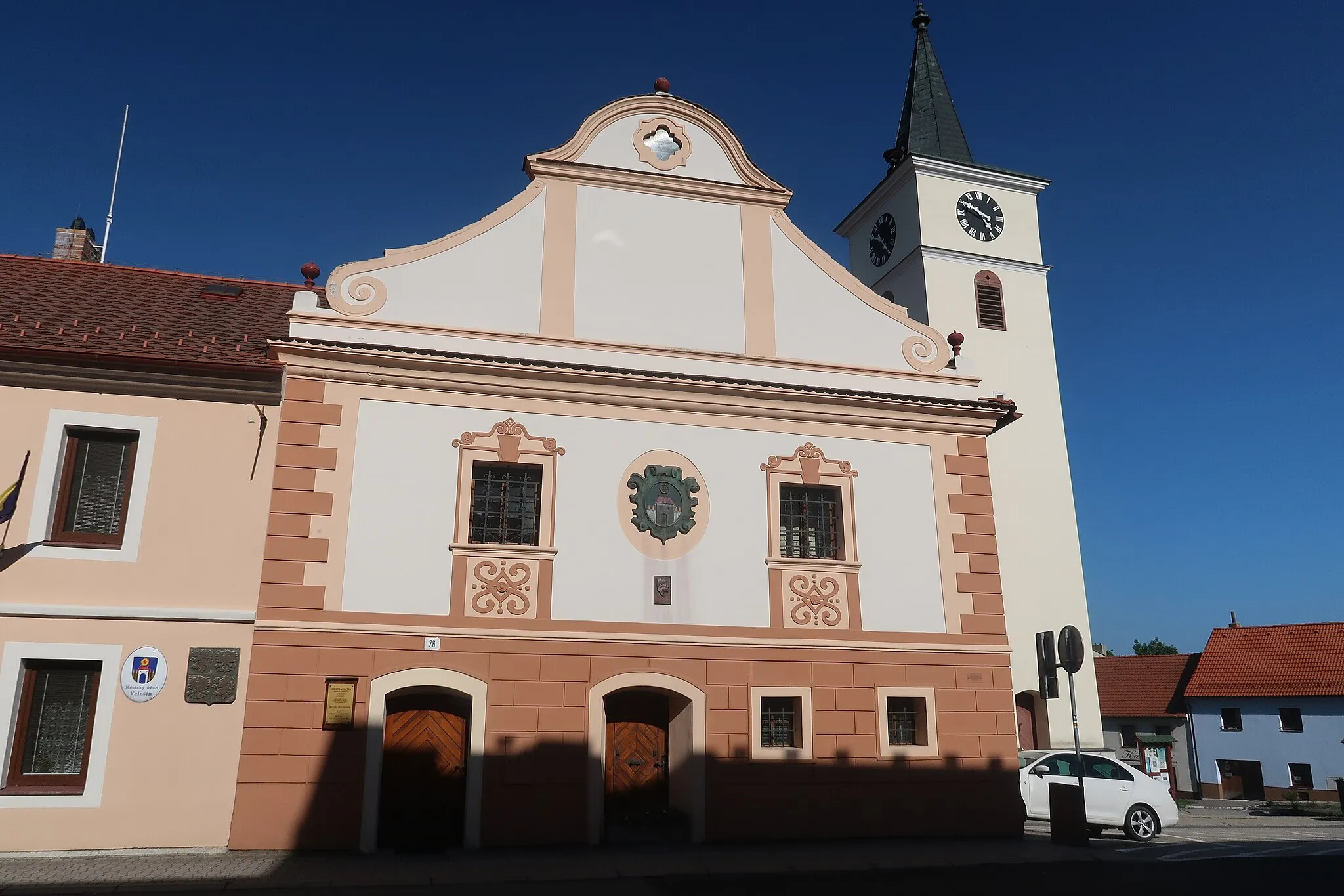 Photo showing: Radnice s věží kostela sv. Filipa a Jakuba