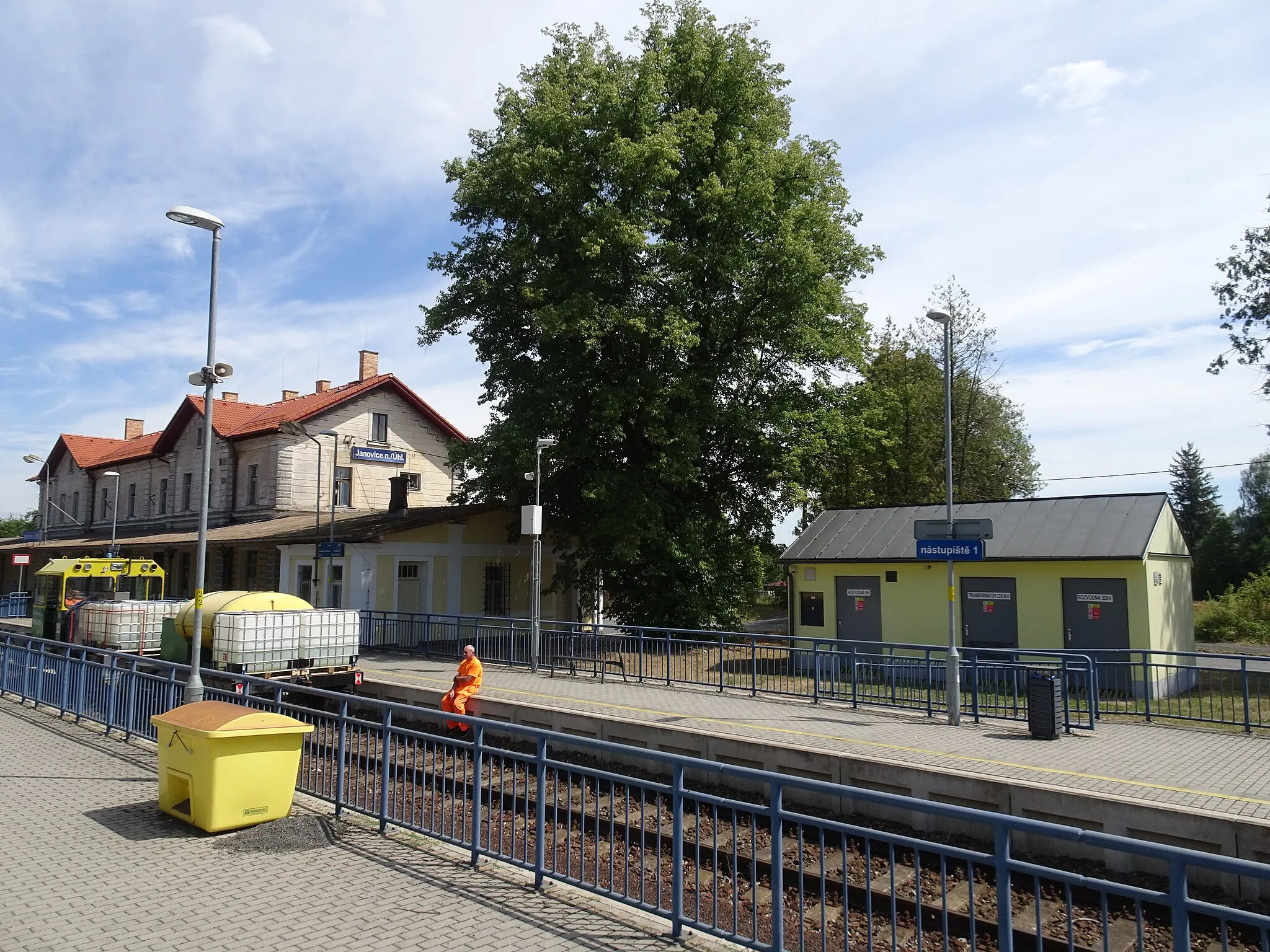 Photo showing: Janovice nad Úhlavou, Klatovy District, Czechia. Train station.