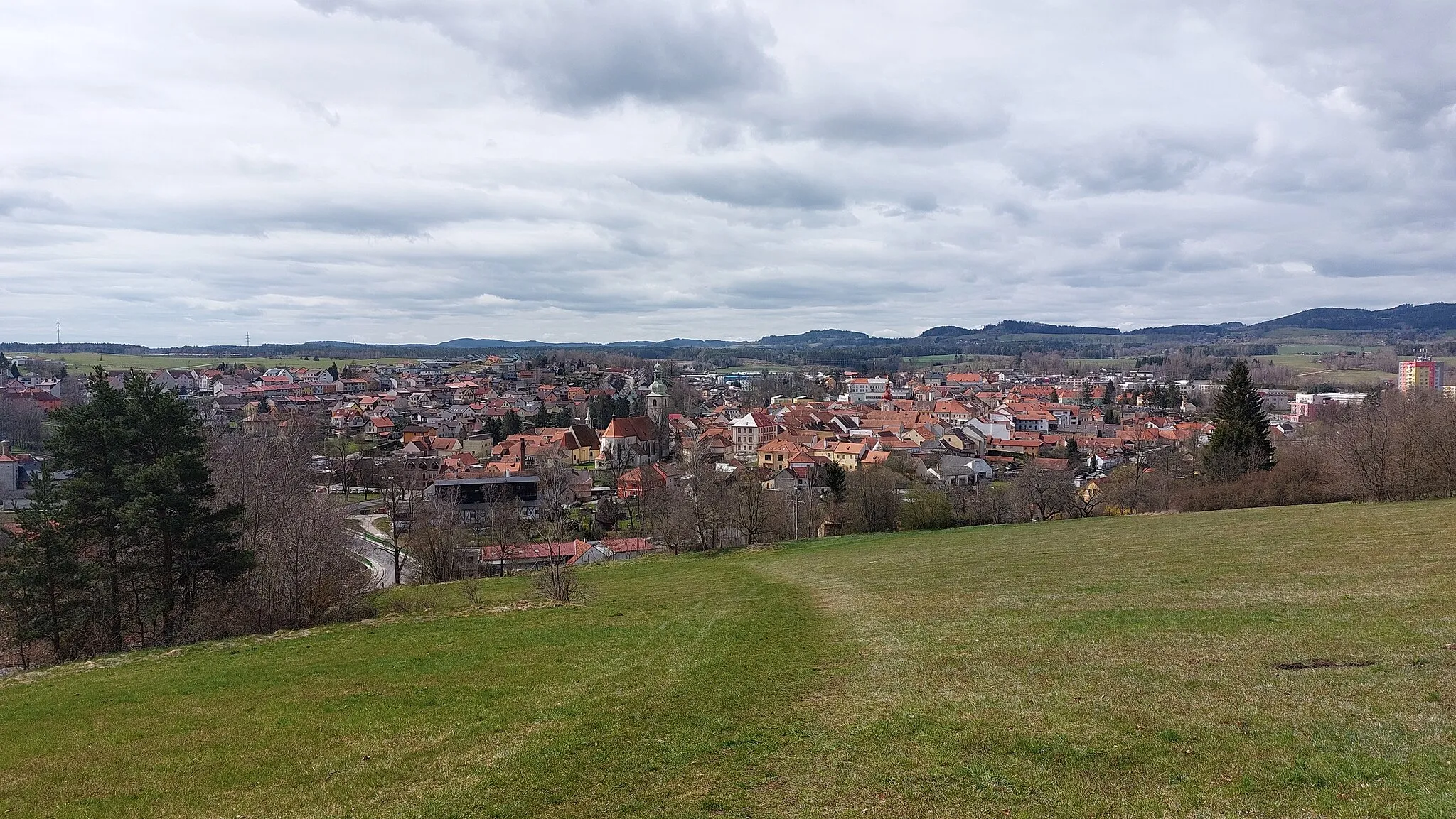 Photo showing: pohled na město Kaplice na jaře 2023