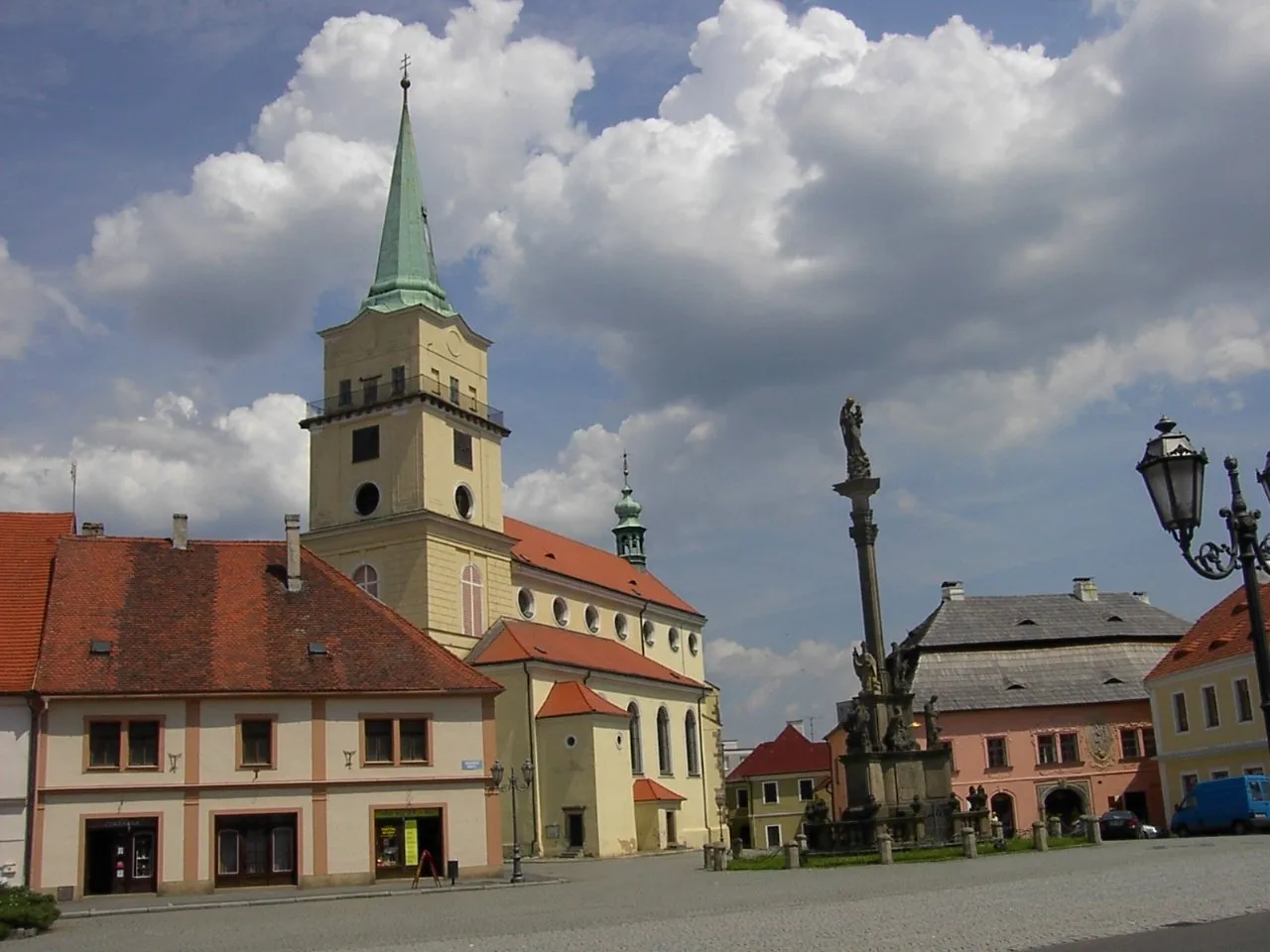 Photo showing: Kostel Panny Marie Sněžné a morový sloup na náměstí v Rokycanech.