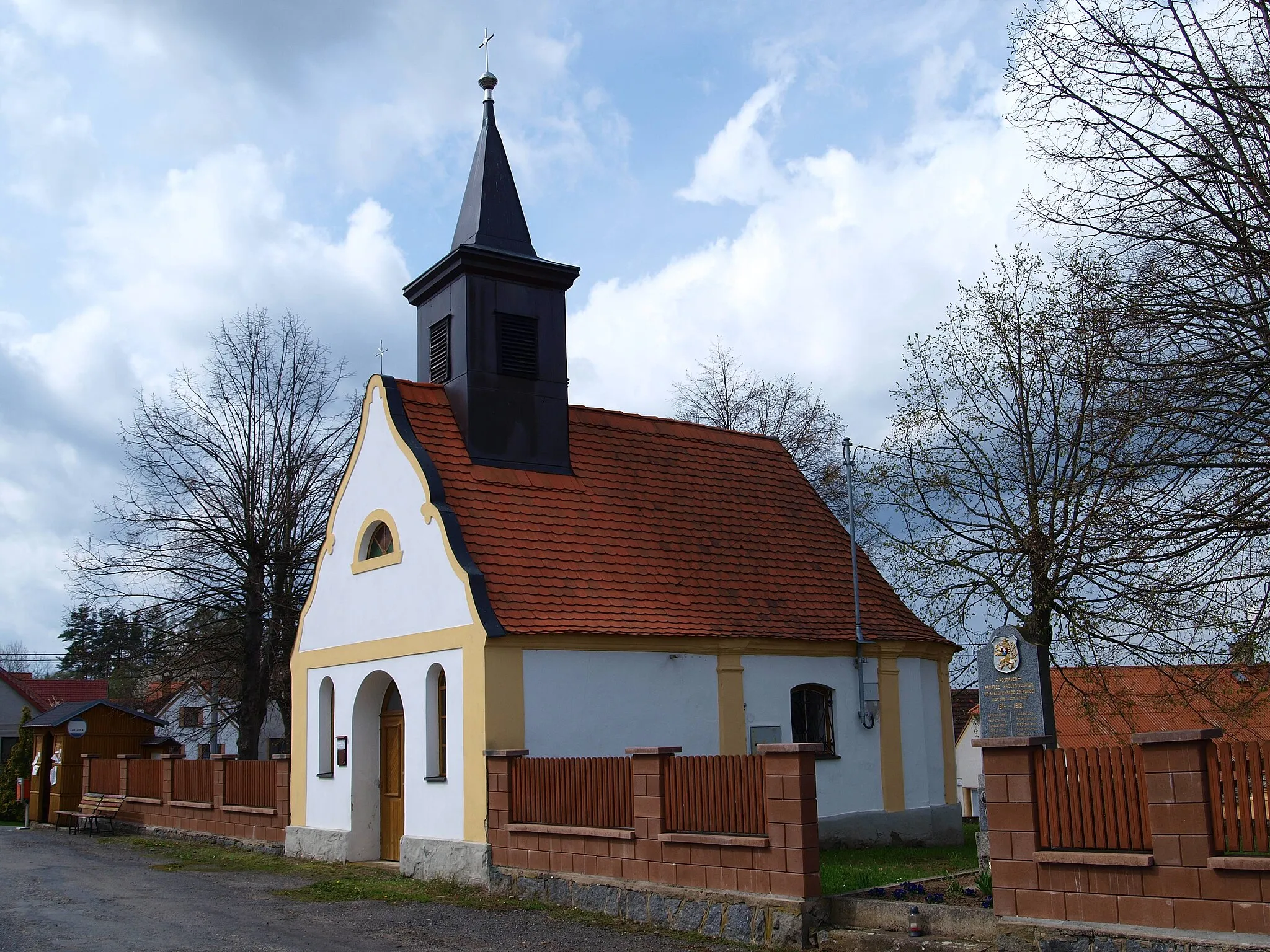 Photo showing: Bílenice, okres Klatovy, kaple na návsi, od východu

This file was created as a part of the photographic program of Wikimedia Czech Republic. Project: Fotíme Česko The program supports Wikimedia Commons photographers in the Czech Republic.