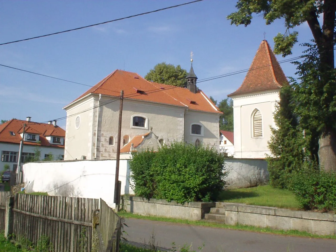 Photo showing: kostel sv. Ondřeje v Bezděkově s renesančními sgrafity a pseudogotická zvonice z 19. století stojící při bráně na hřbitov obklopující kostel