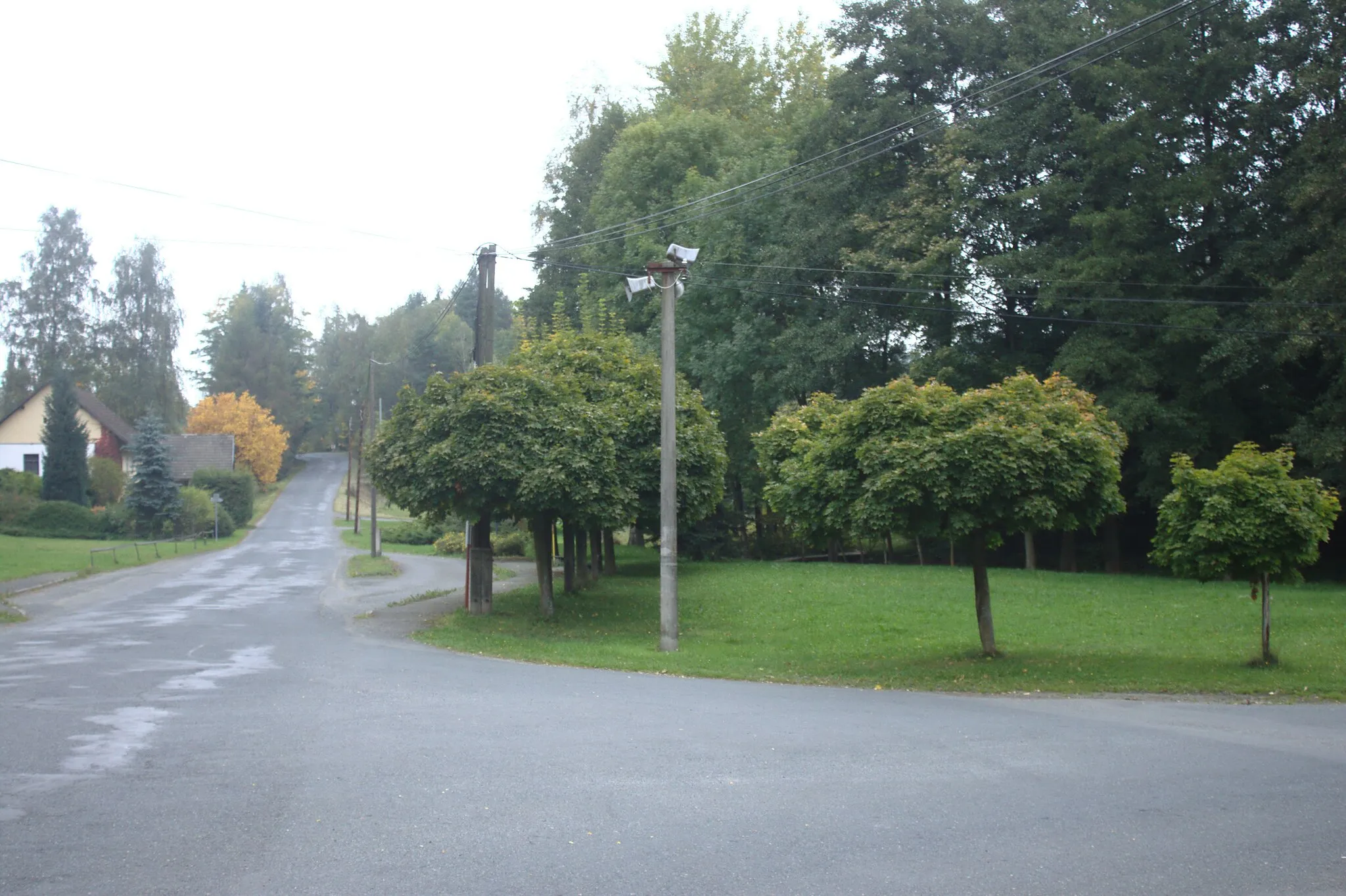 Photo showing: A road crossing in the village of Hnačov, Plzeň Region, CZ
