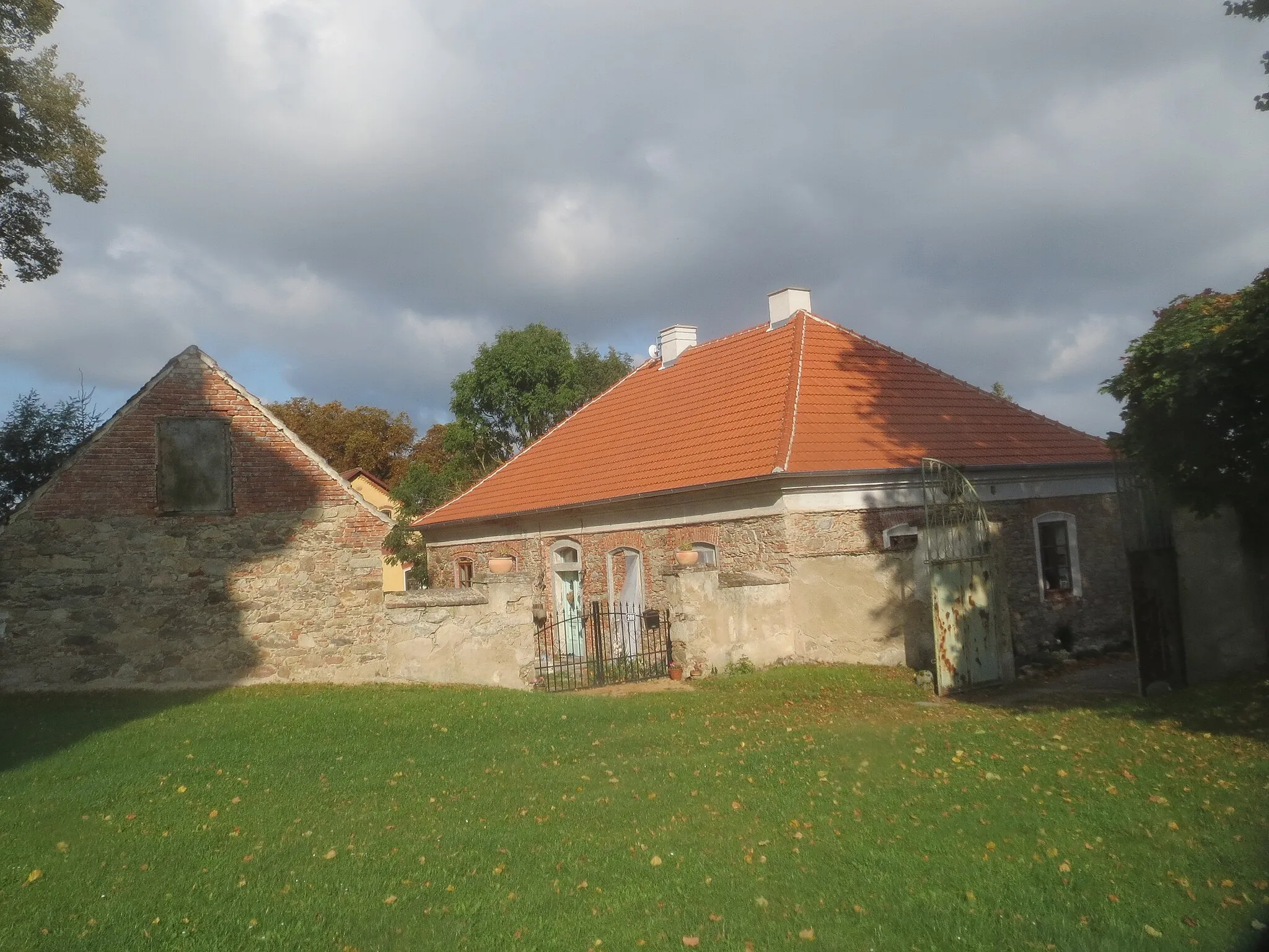 Photo showing: Ehemaliges Pfarrhaus in Planice Nicov (2. Hälfte 19. Jhdt.) bie Wallfahrtskirche Maria Geburt.