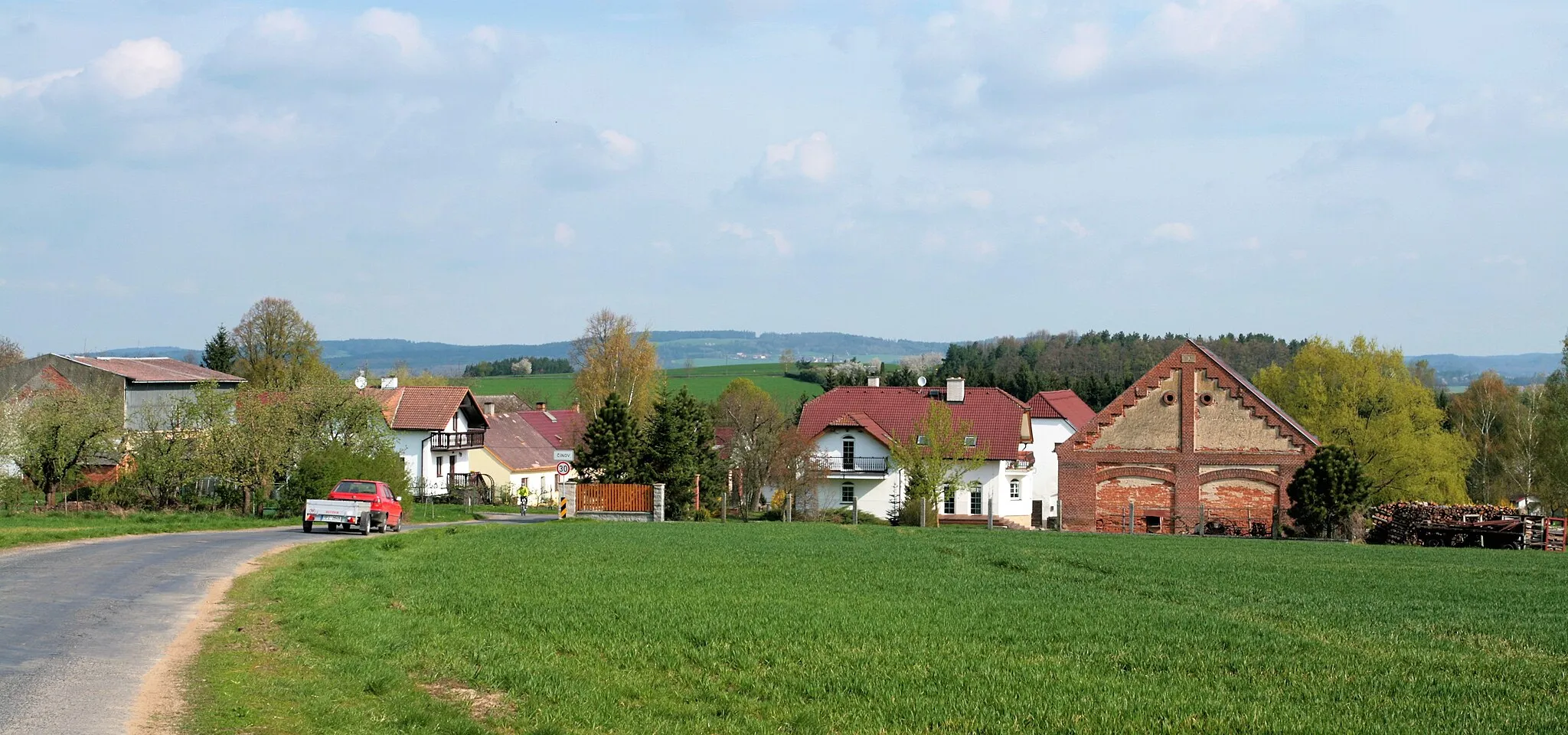 Photo showing: Vesnice Čínov, část města Klatovy. Pohled z jihu od příjezdové silnice z Lažánek