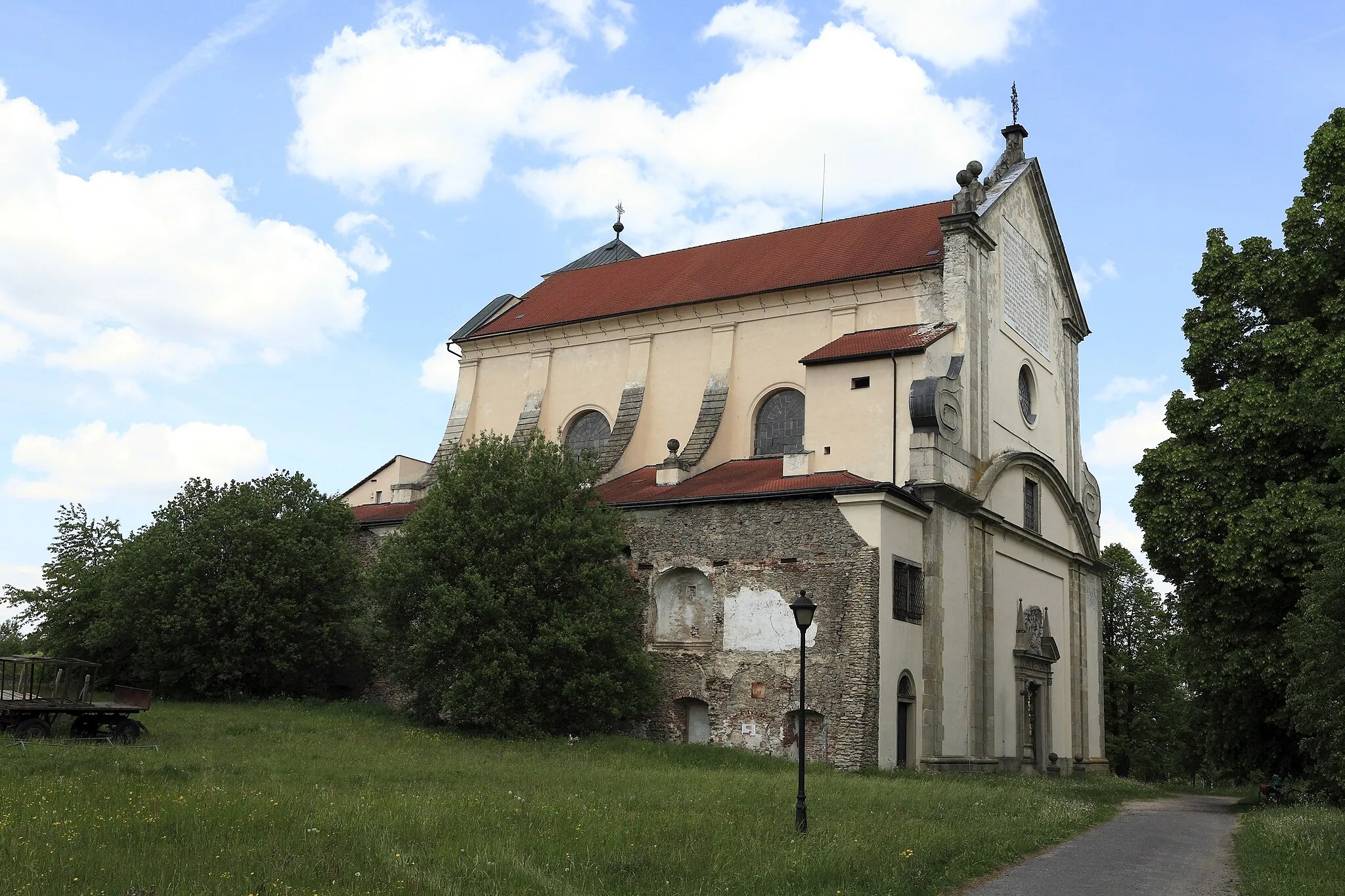 Photo showing: Ehemalige Klosterkirche des Paulinerklosters von Kloster, mit dem Ortsnamen war mal etwas einfallslos. Das Kloster wurde schon 1785 aufgehoben. 1959 sind die Klosterruinen abgebrochen worden, der Anschluss an die Kirche ist noch erkennbar.