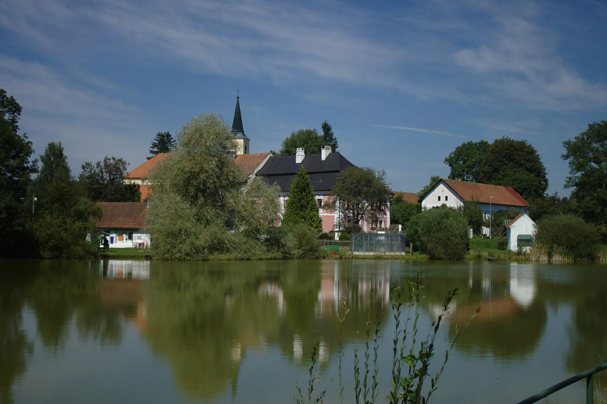 Photo showing: Central part of the village of Hartvíkov with a pond