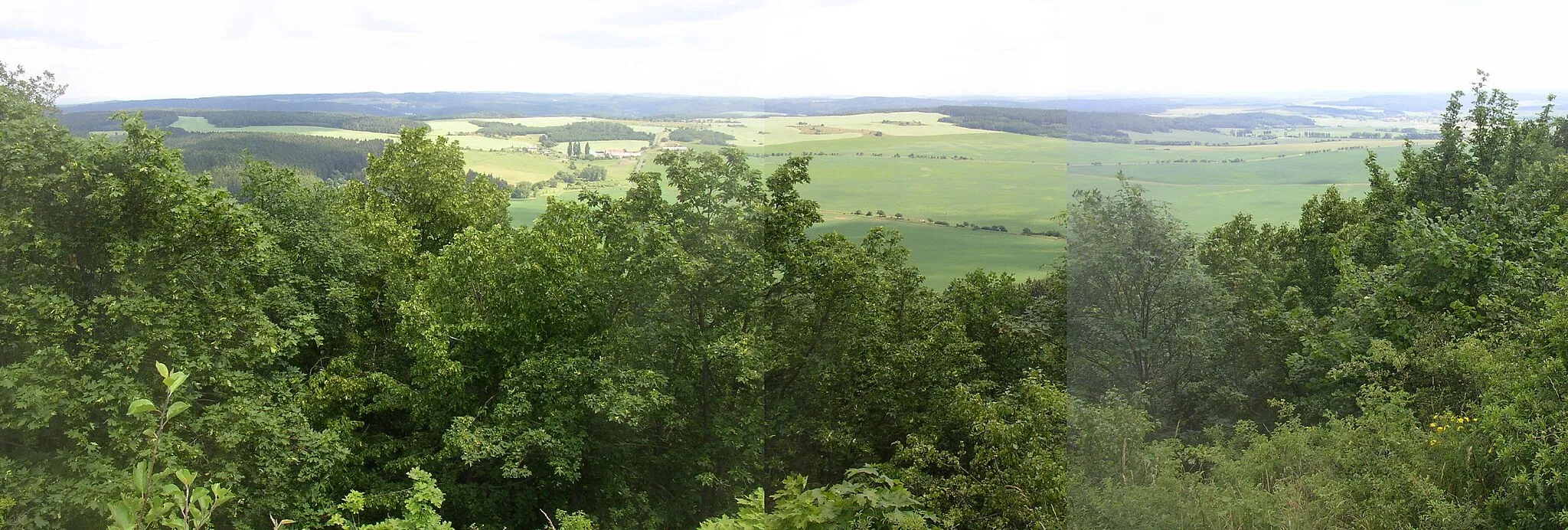 Photo showing: Panoramic view towards east-southeast (over Bohuslavice and Radotín) from NE edge of top plateau of the Vladař hill near Žlutice, Karlovy Vary District, Czech Republic.