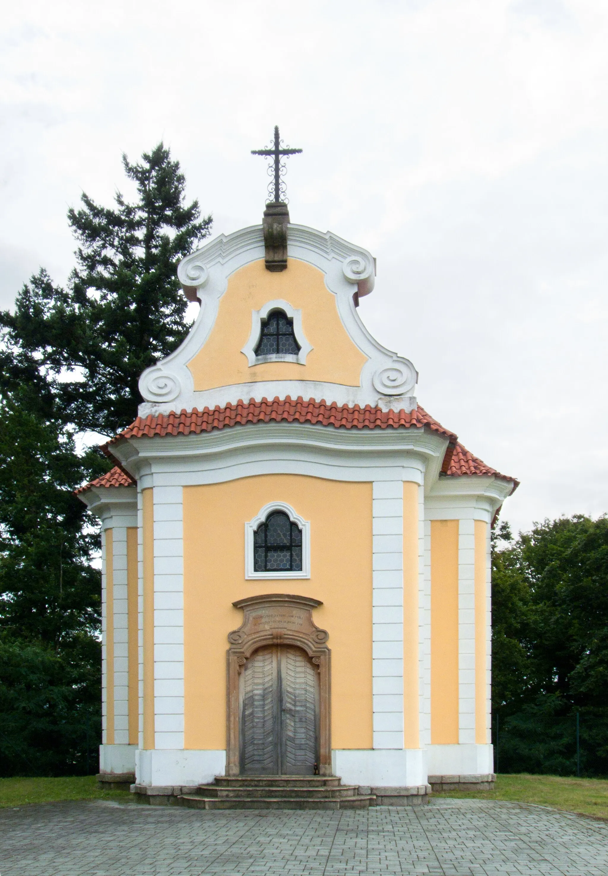 Photo showing: Berchtold tomb in the village of Neznašov, České Budějovice District, Czech Republic