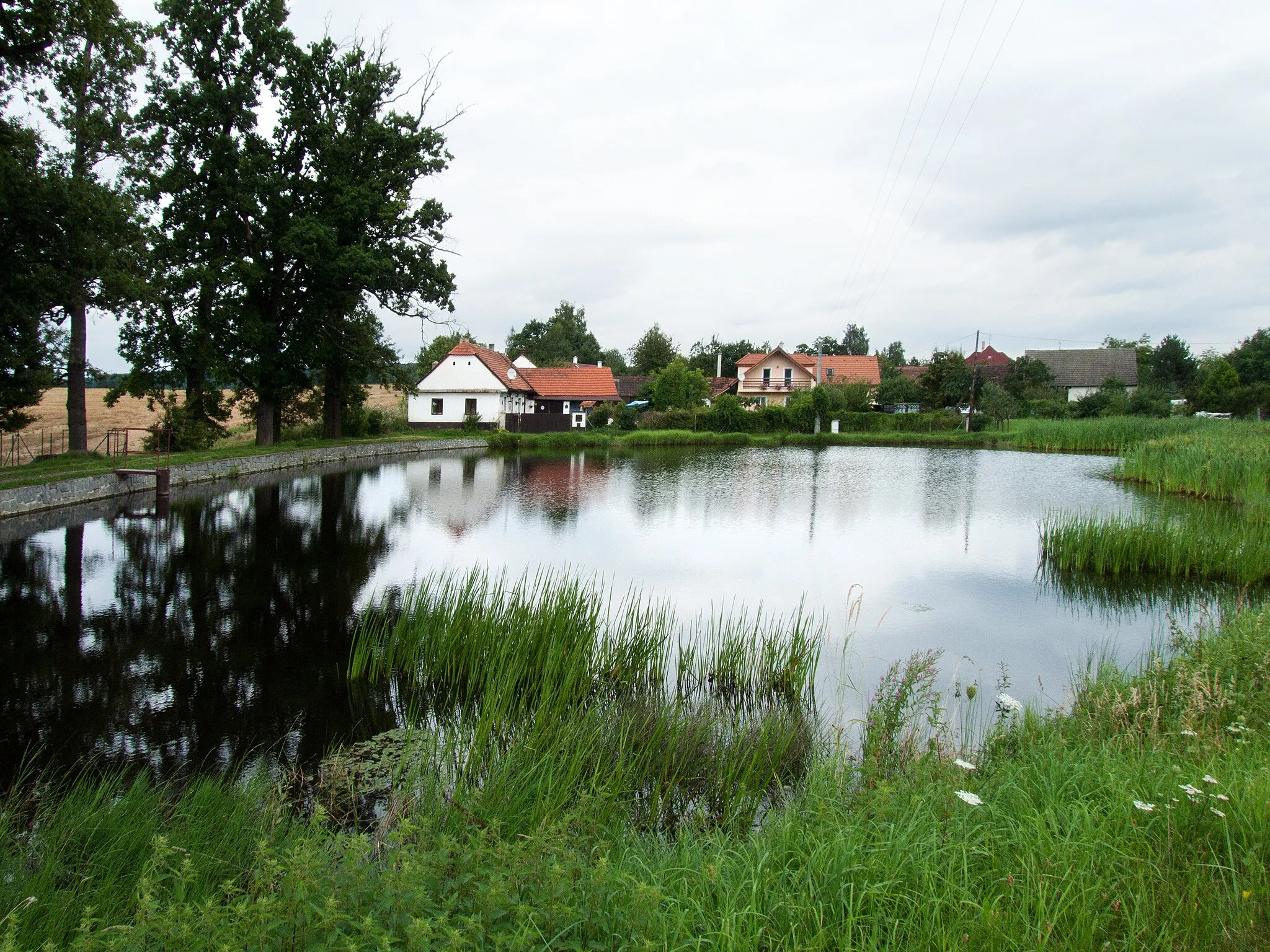 Photo showing: House No 4 in the village of Neznašov, České Budějovice District, Czech Republic as seen over the pond at the end of the village